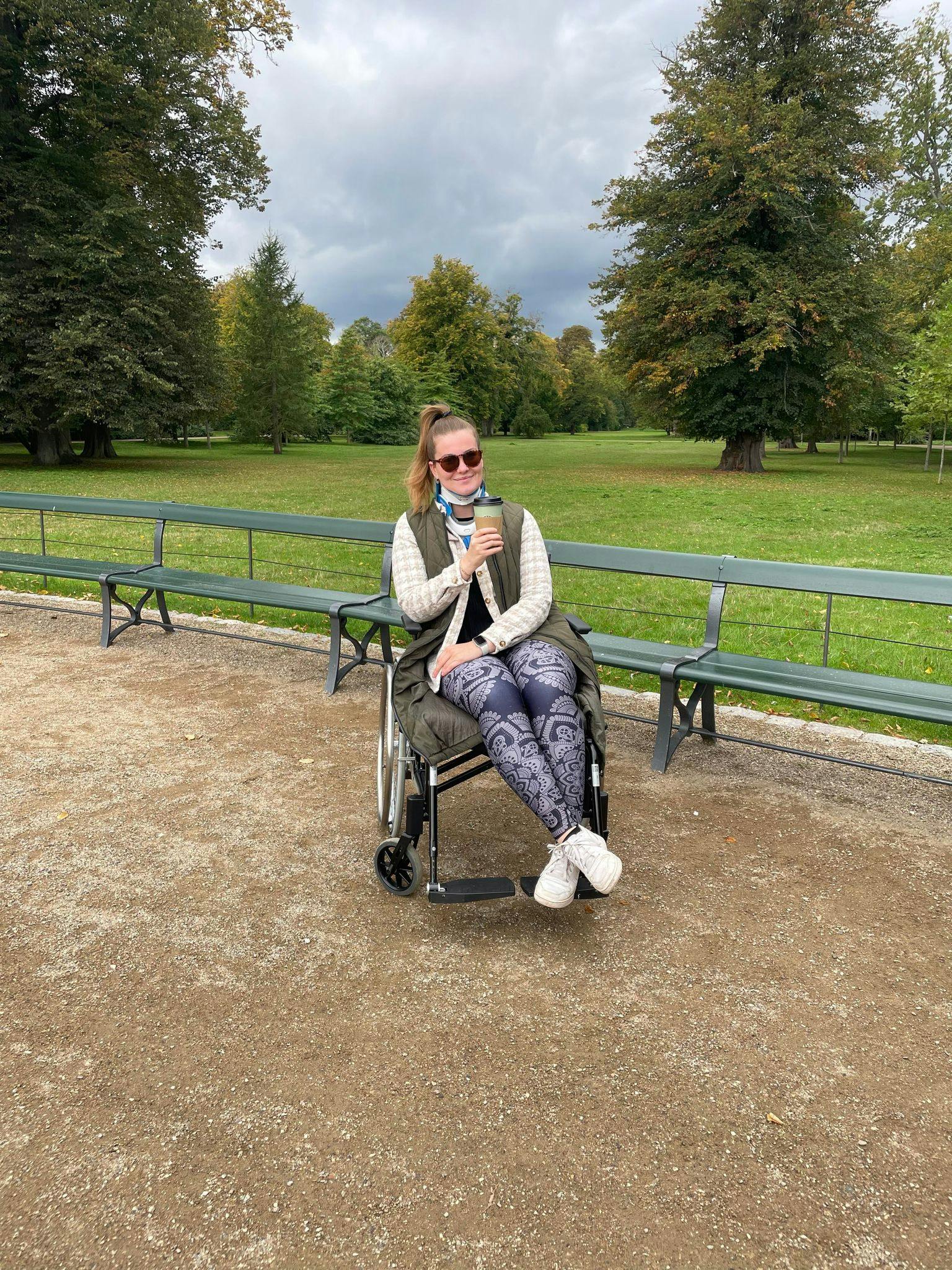 Hvis Cecilie skal gå lange ture, er det nødvendigt for hende at have kørestolen med.
