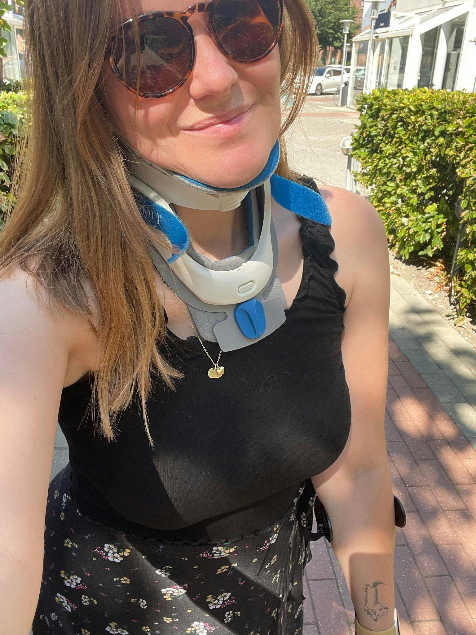 Halskraven er nødvendig for Cecilie, for at hendes nakke ikke falder sammen. 