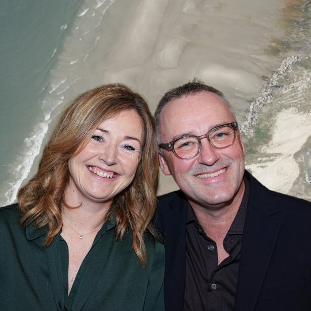 Trine og Peter Ingemann får betydeligt nemmere adgang til stranden, efter de har skiftet et mindre sommerhus længere inde i landet ud med dette område i nordjyske Lønstrup.