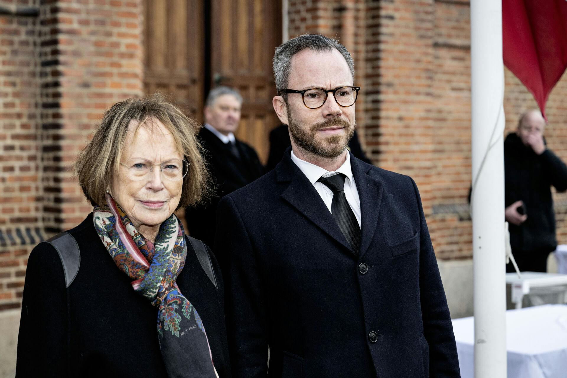 Her ses Jakob Ellemann-Jensen og hans mor, Alice Vestergaard, under Lise Nørgaards bisættelse i sidste måned.