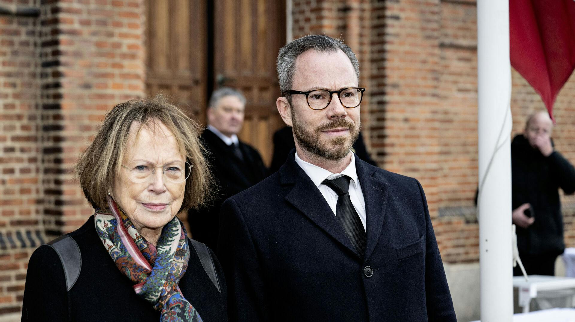 Her ses Jakob Ellemann-Jensen og hans mor, Alice Vestergaard, under Lise Nørgaards bisættelse i sidste måned.