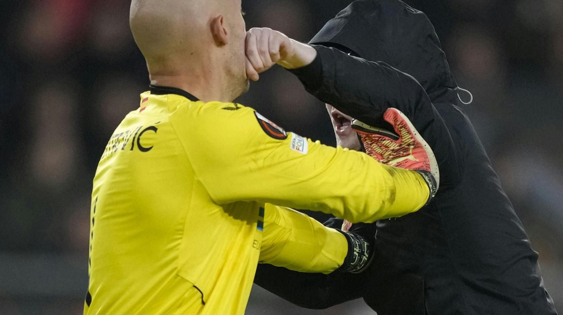 31-årige Marko Dmitrović indkasserede to mål imod PSV, og indkasserede i samme omgang et slag mod ansigtet fra en PSV-fan.