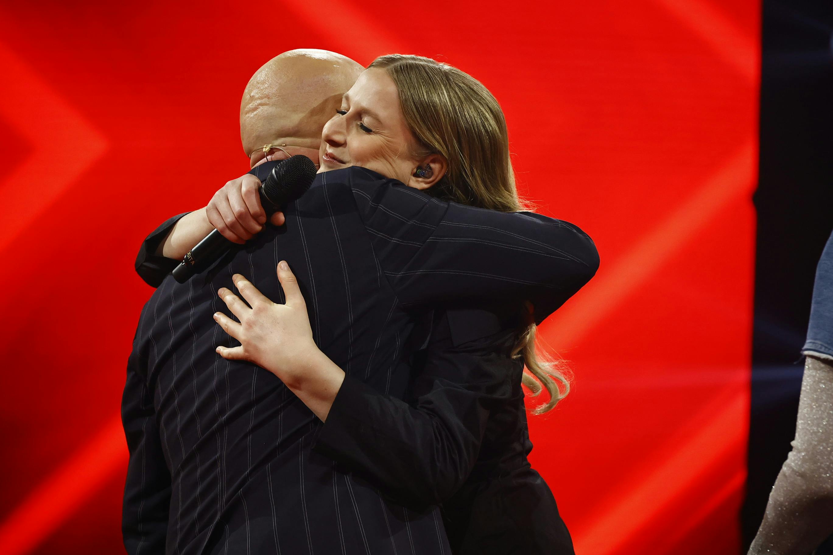 I en stor krammer sagde Thomas Blachman for første gang i denne sæson farvel til en af sine deltagere. 