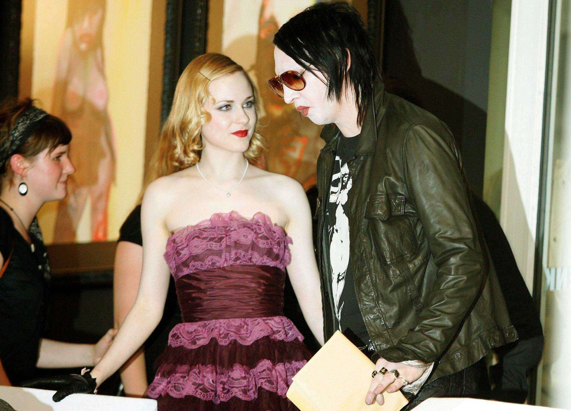 Marilyn Manson med ekskæreste og skuespiller Evan Rachel Wood, som ifølge modellen Ashley Morgan Smithline fik hende til at lyve om voldtægt.