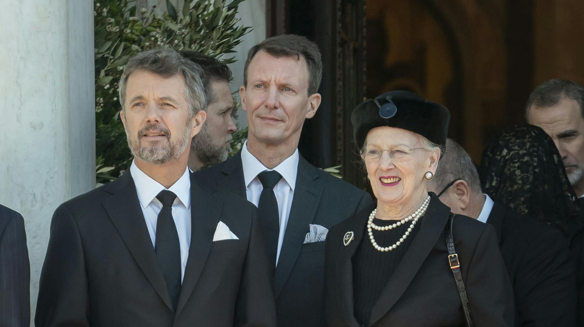 Dronning Margrethe har ikke fået besøg af alle sine børn. Kun Kronprinsen har været et smut forbi for at hilse på sin mor, der er indlagt på Rigshospitalet. 