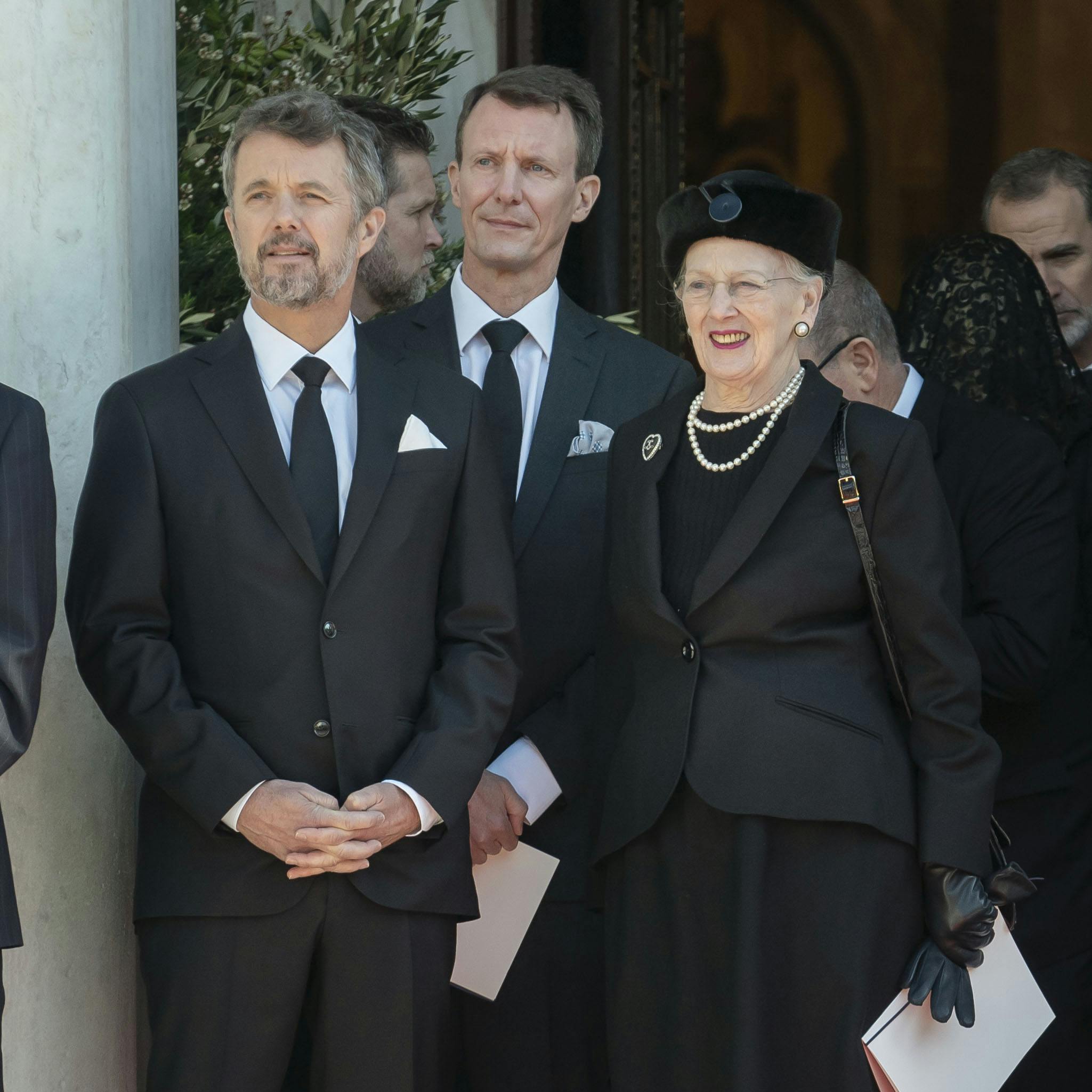 Dronning Margrethe har ikke fået besøg af alle sine børn. Kun Kronprinsen har vært et smut forbi for at hilse på sin mor, der er indlagt på Rigshospitalet. 