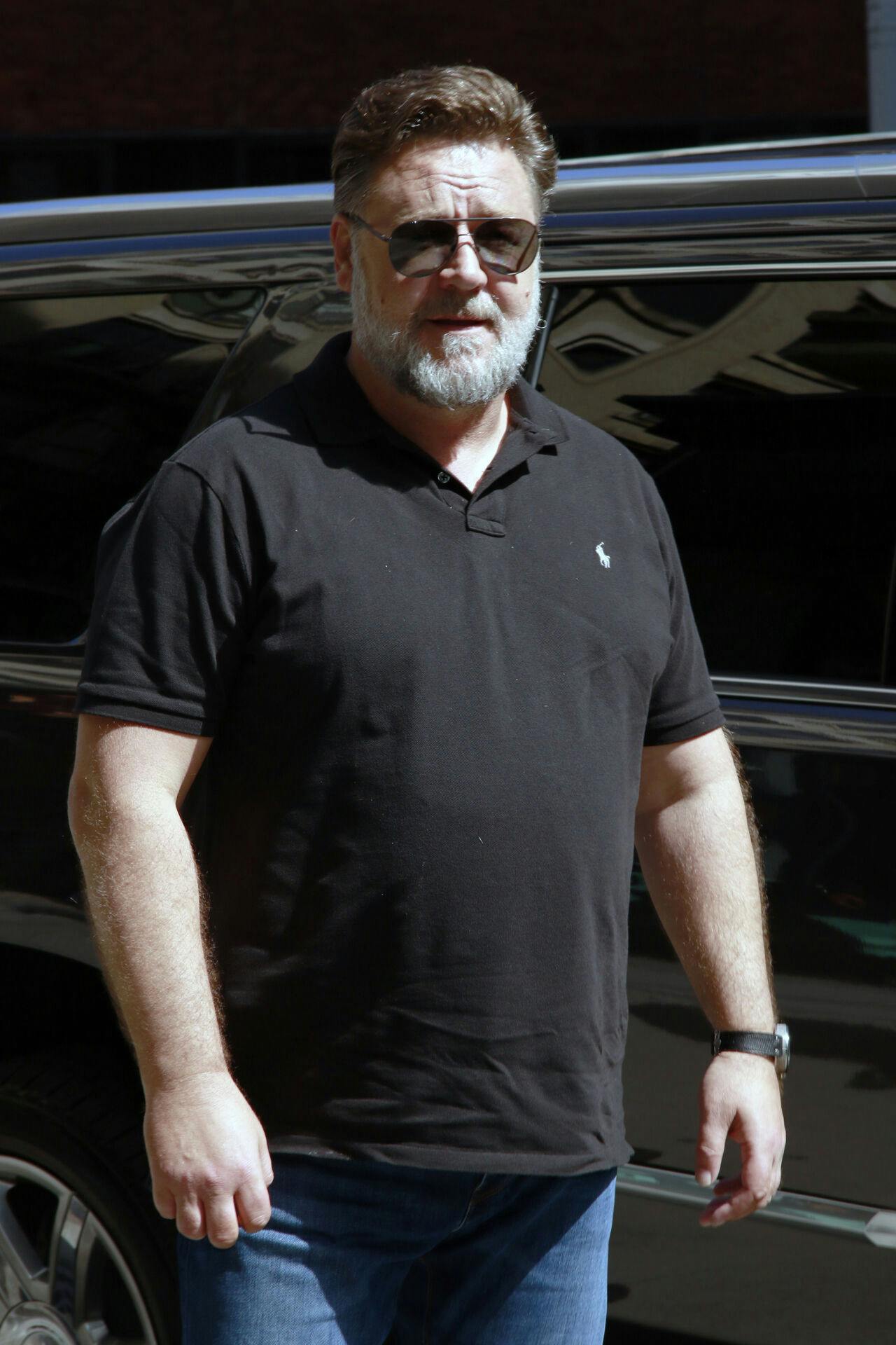 Russell Crowe er en mand, der er glad for sin polo. Her fotograferet i 2019.
