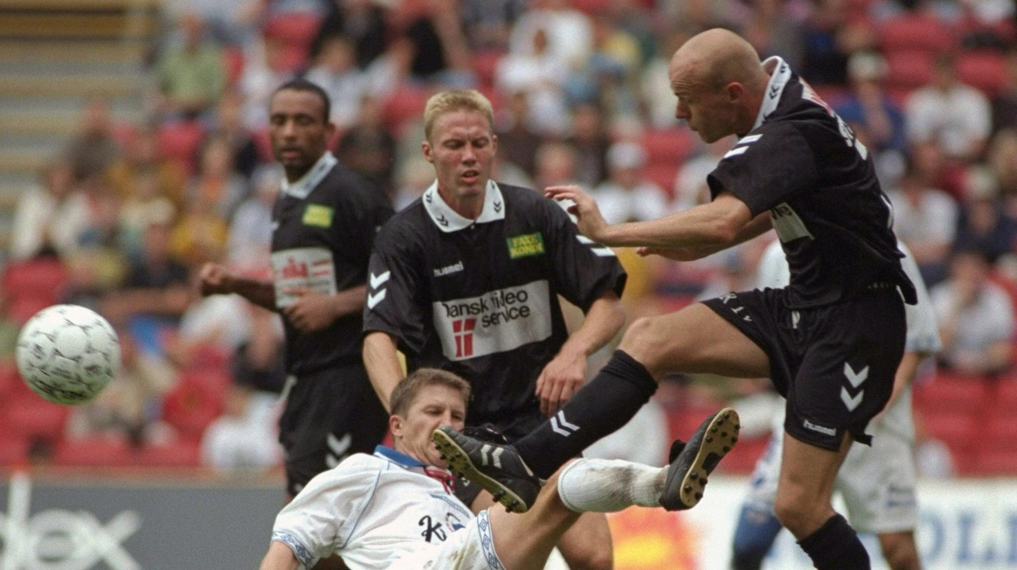 Martin Nielsen (i sort i midten) er afgået ved døden i en alder af kun 52 år.