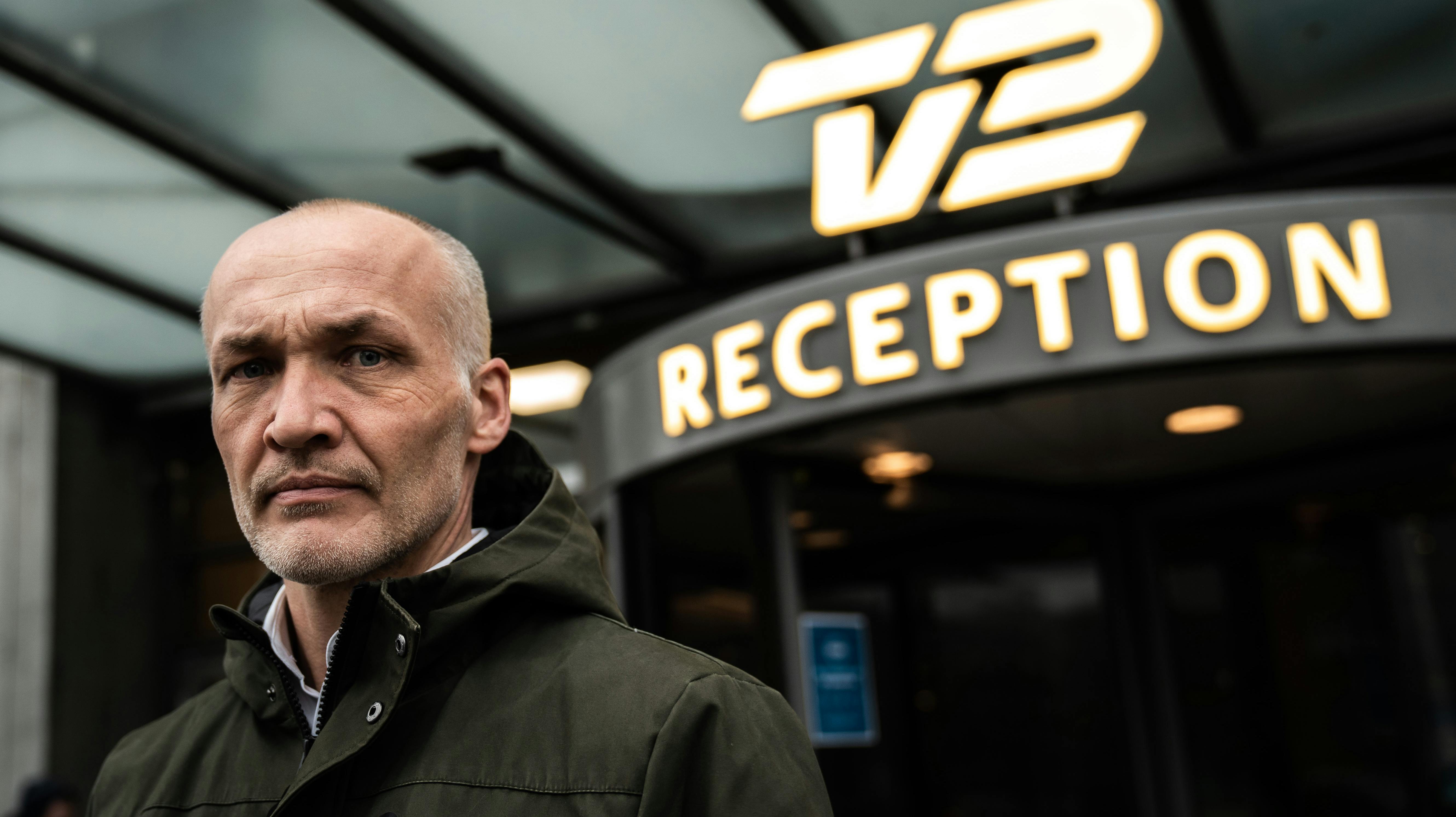 Danmarks første coronapatient, Jakob Tage Ramlyng, står her foran TV 2 i Sydhavnen i København.