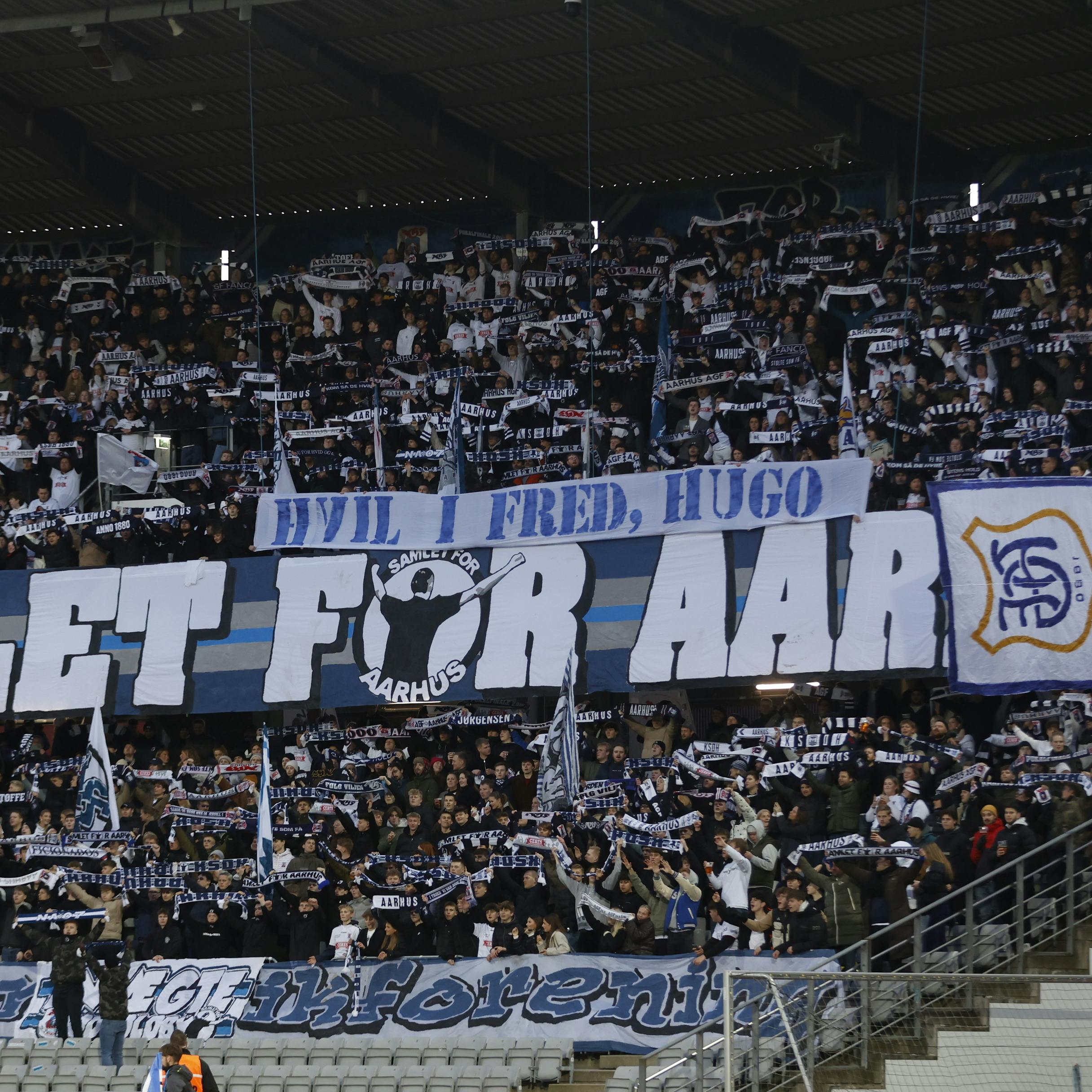 Banneret, som mange AGF-fans havde medbragt til søndagens kamp, havde teksten "Hvil i fred Hugo". 