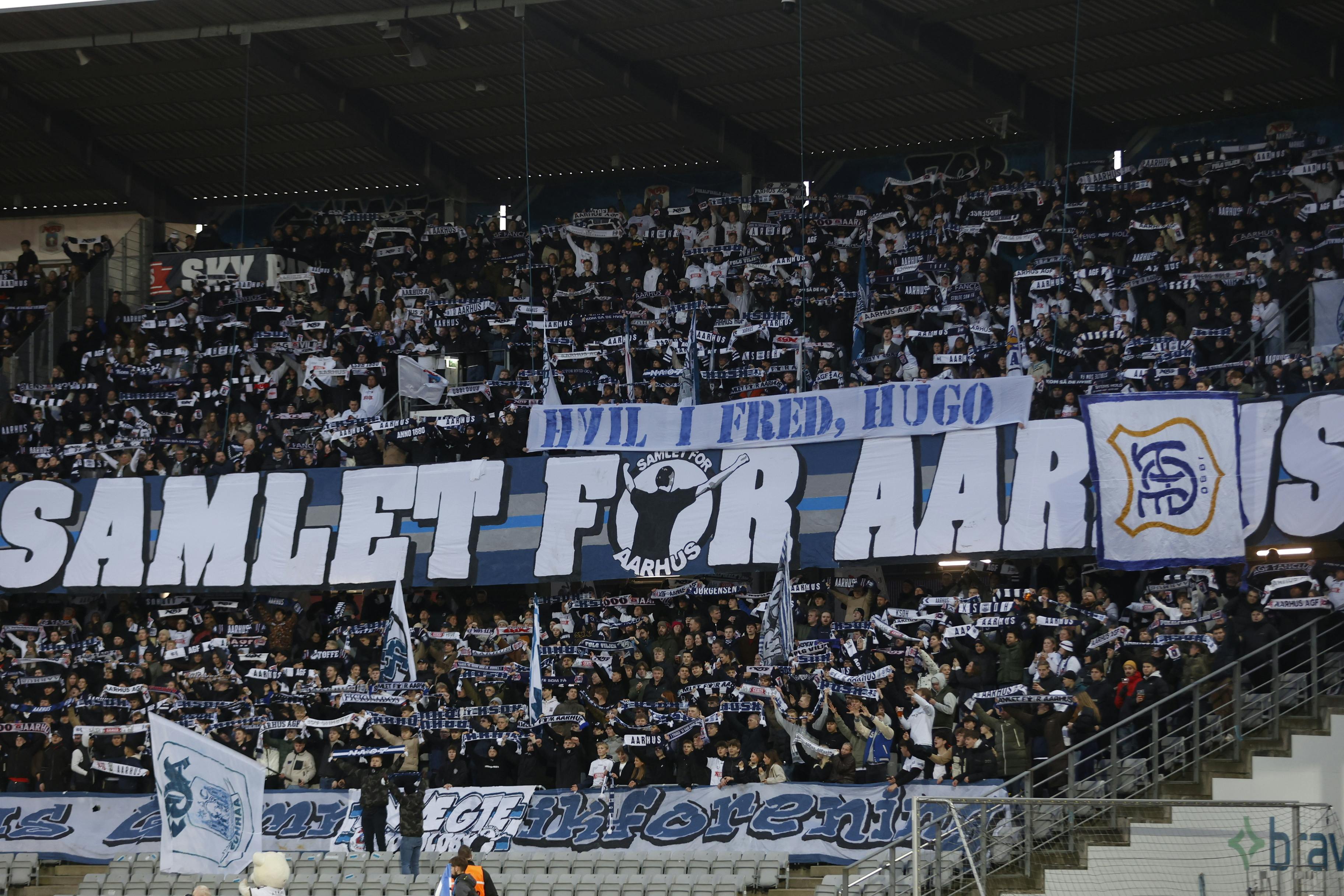 Til søndagens kamp var der en flot gestus fra de mange AGF-fans til ære for Hugo Helmig.&nbsp;
