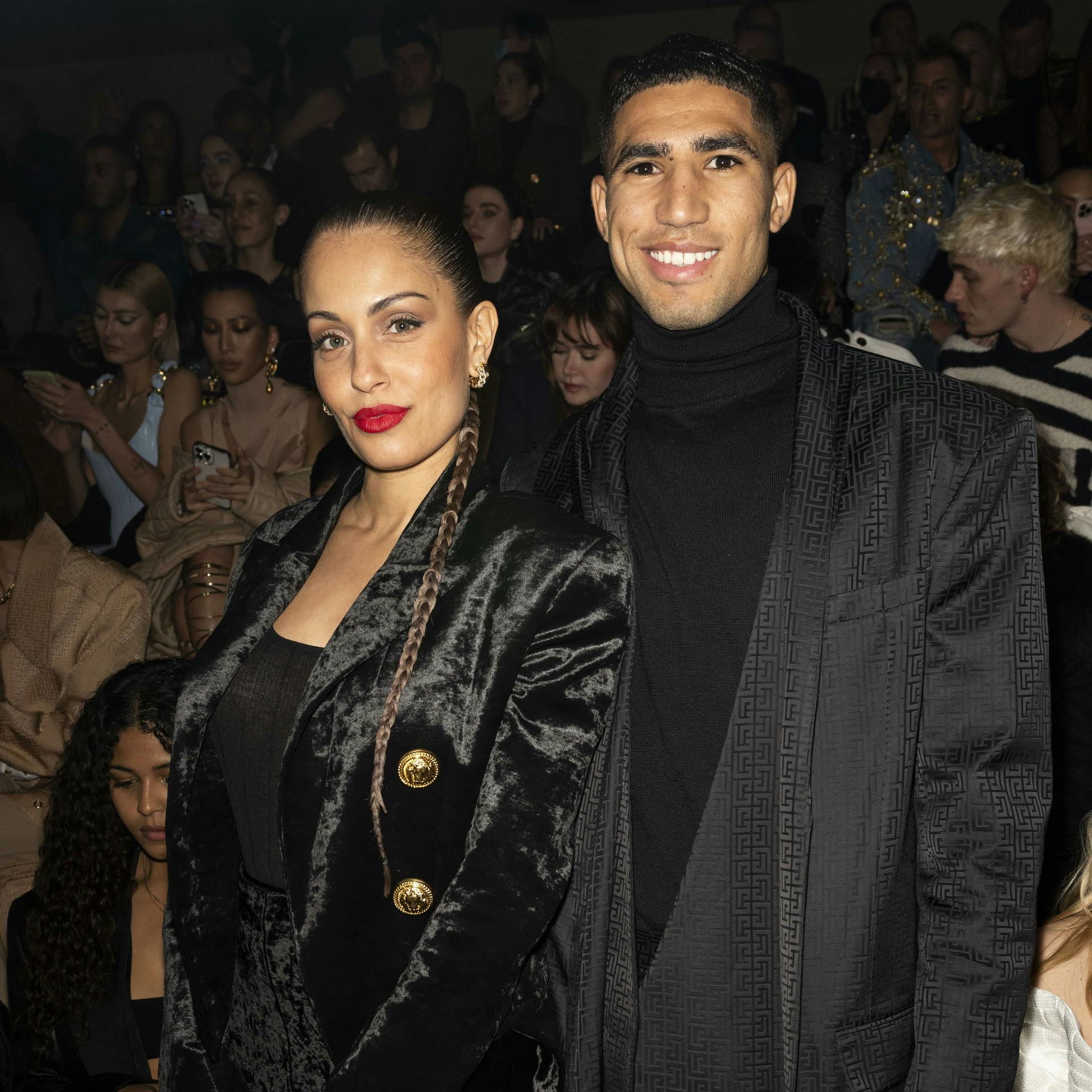 Achraf Hakimi med sin kone&nbsp;Hiba Abouk. Hakimi efterforskes ifølge et fransk medie for at have begået en voldtægt lørdag. Her var hans kone, Hiba, angiveligt i Dubai med parrets to børn.&nbsp;&nbsp;