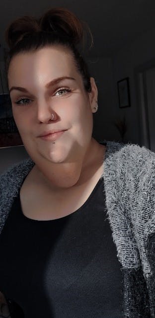 Julie Kvelland taler ikke længere med vennen, hun erklærede sin kærlighed til i "For grim til kærlighed". Til gengæld er hun på datingmarkedet.