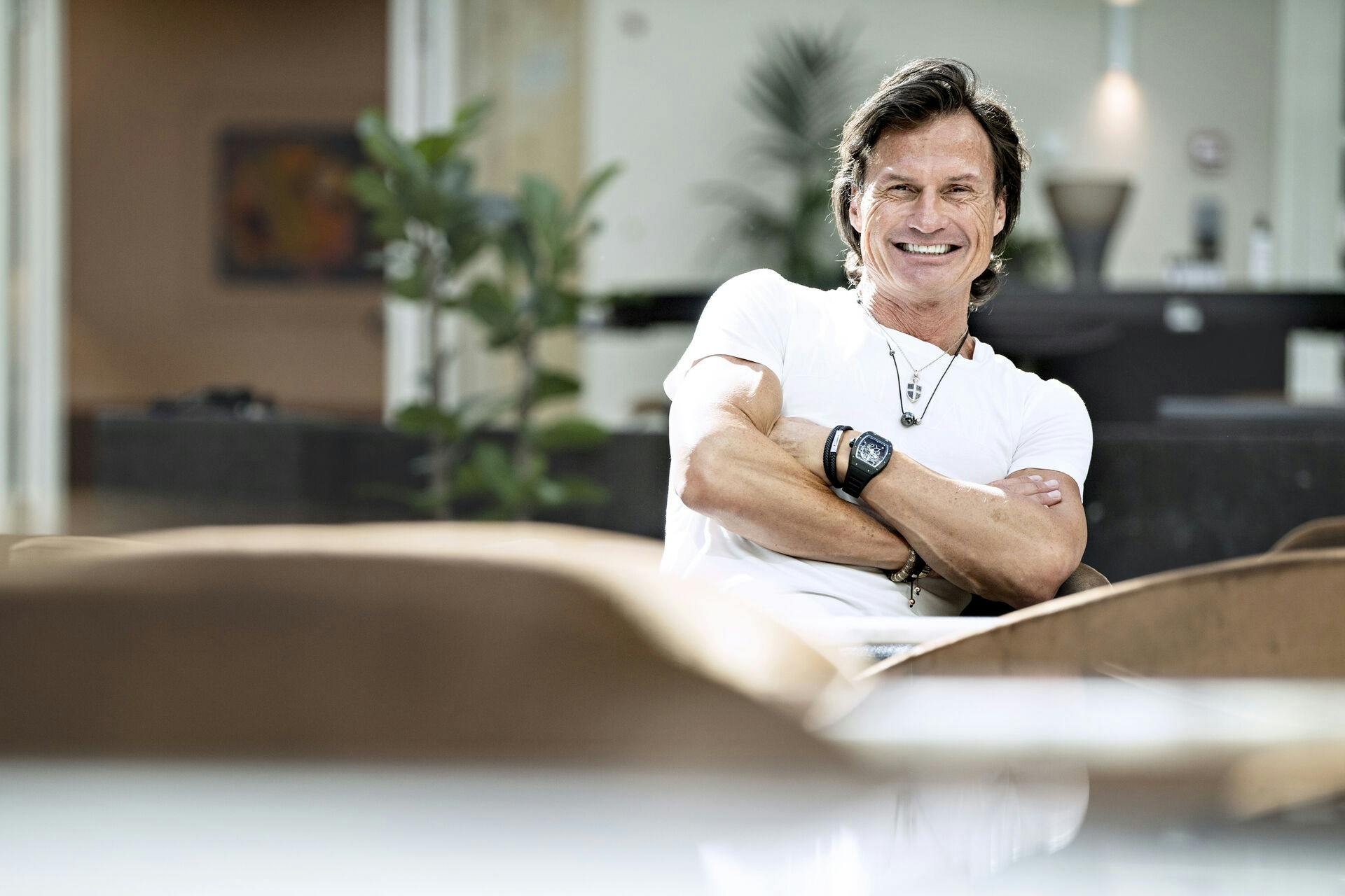 Petter Stordalen ejer sammen med sin partner en Tesla, der sidste år har parkeret ulovligt hele 31 gange.