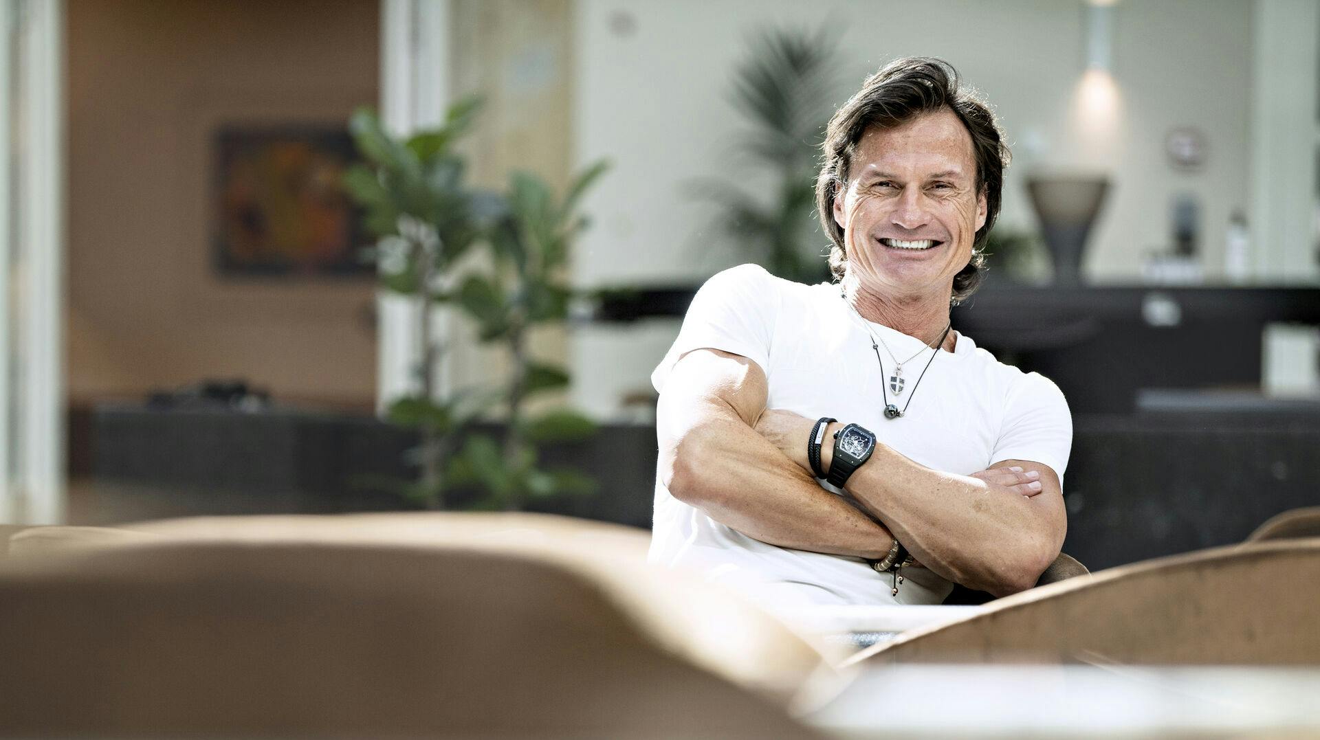 Petter Stordalen ejer sammen med sin partner en Tesla, der sidste år har parkeret ulovligt hele 31 gange.