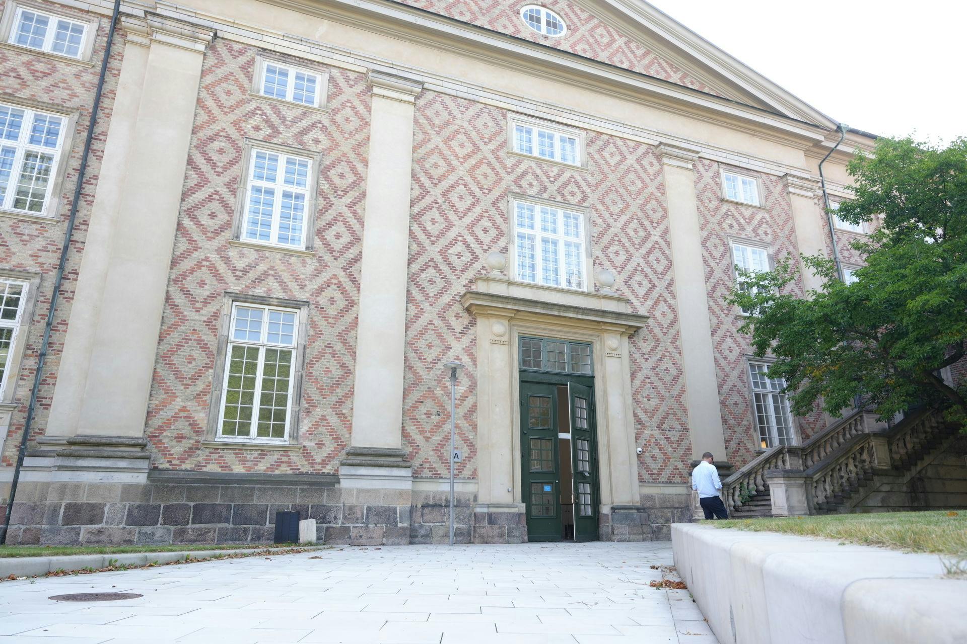 Kort efter deres møde blev ung kvinde tilbudt job som narkokurer. Nu er hun tiltalt i stor kokainsag.