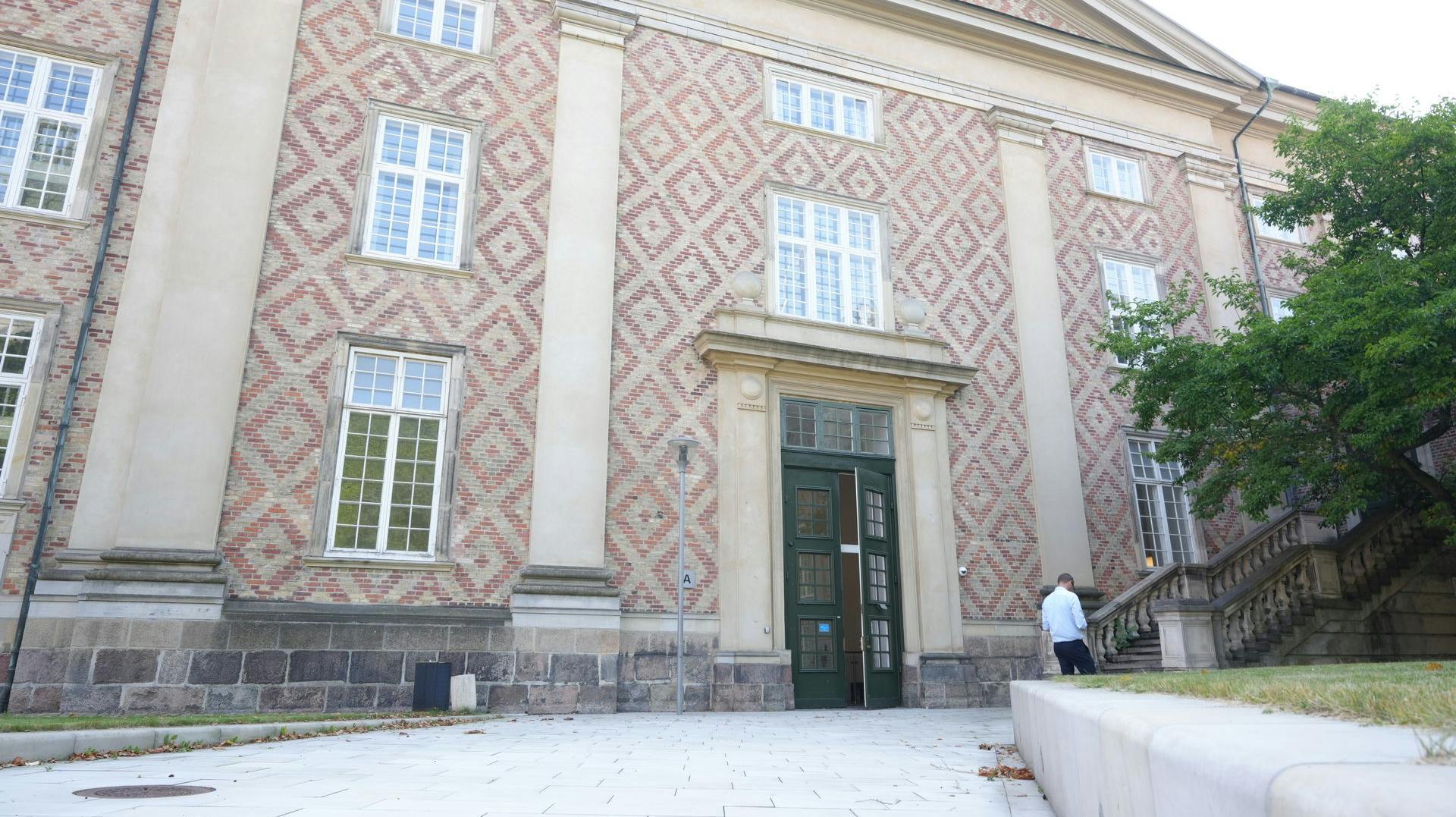 Kort efter deres møde blev ung kvinde tilbudt job som narkokurer. Nu er hun tiltalt i stor kokainsag.