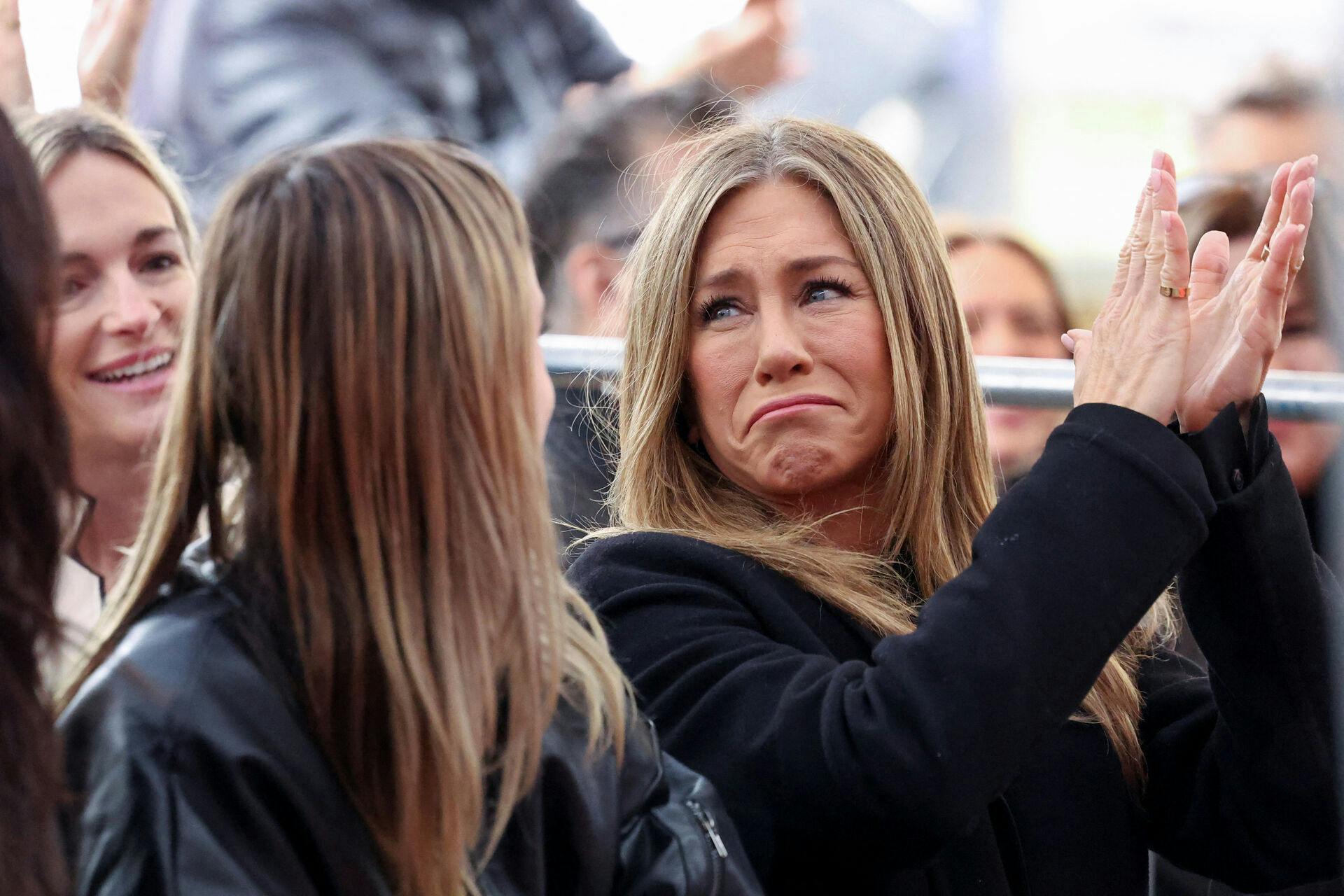 Jennifer Aniston klappede og kæmpede med tårerne. 