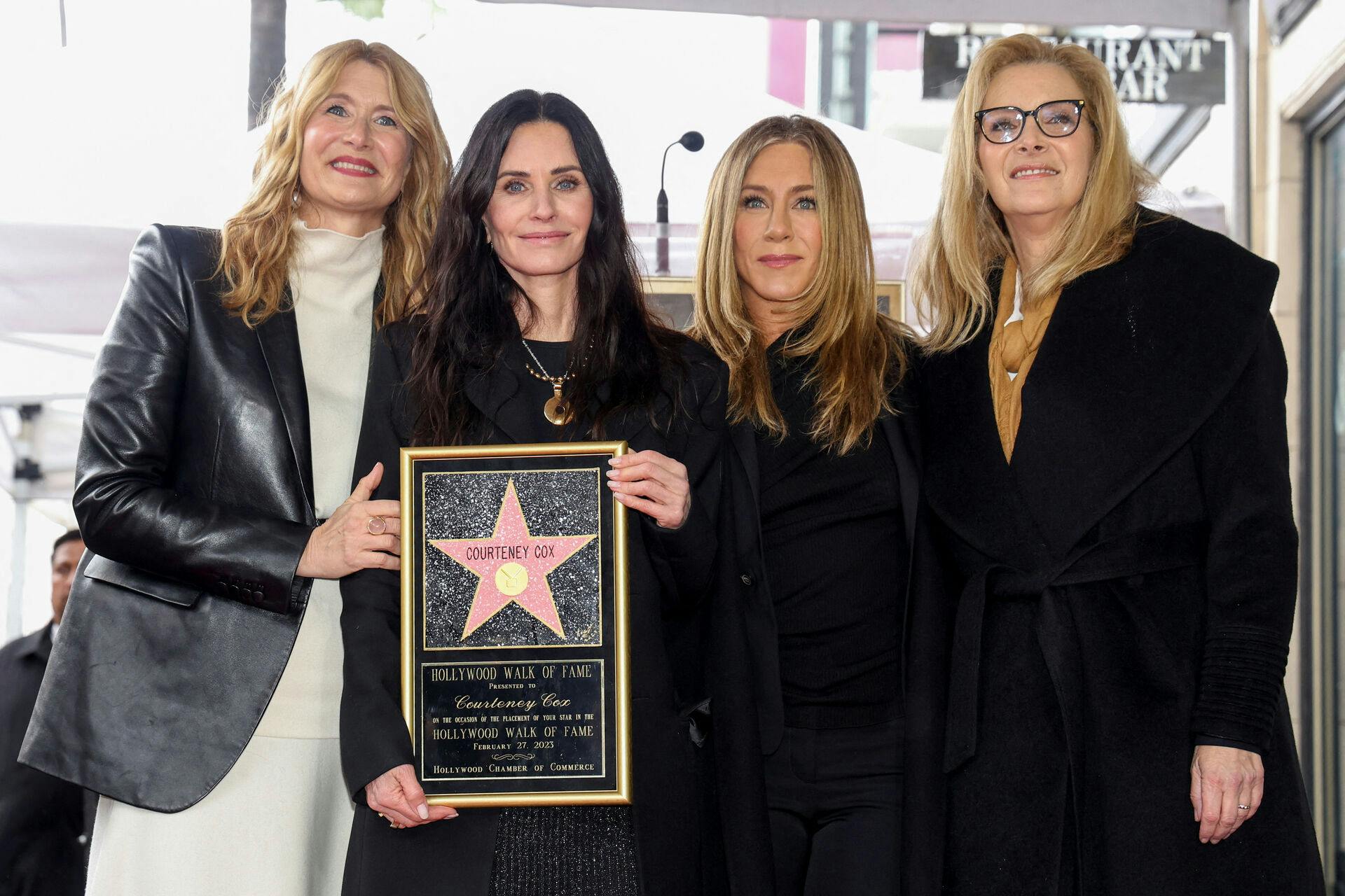 Jennifer Aniston, Laura Dern, og Lisa Kudrow viste deres støtte, da deres veninde Courteney Cox fik sin stjerne.