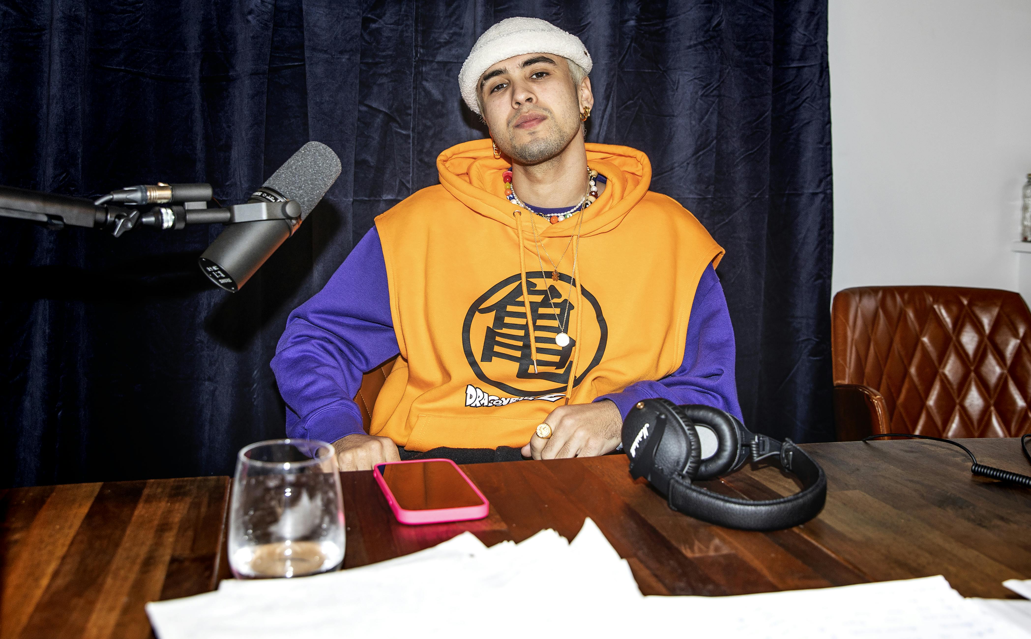 Danne har selv indtalt dagbogen. Selv om der var steder, hvor han nærmest ikke kunne kende sin egen håndskrift, på grund af han har været i sine følelsers vold, indtalte han de sidste sider mandag. Podcasten skal nu redigeres, så første afsnit kan ko