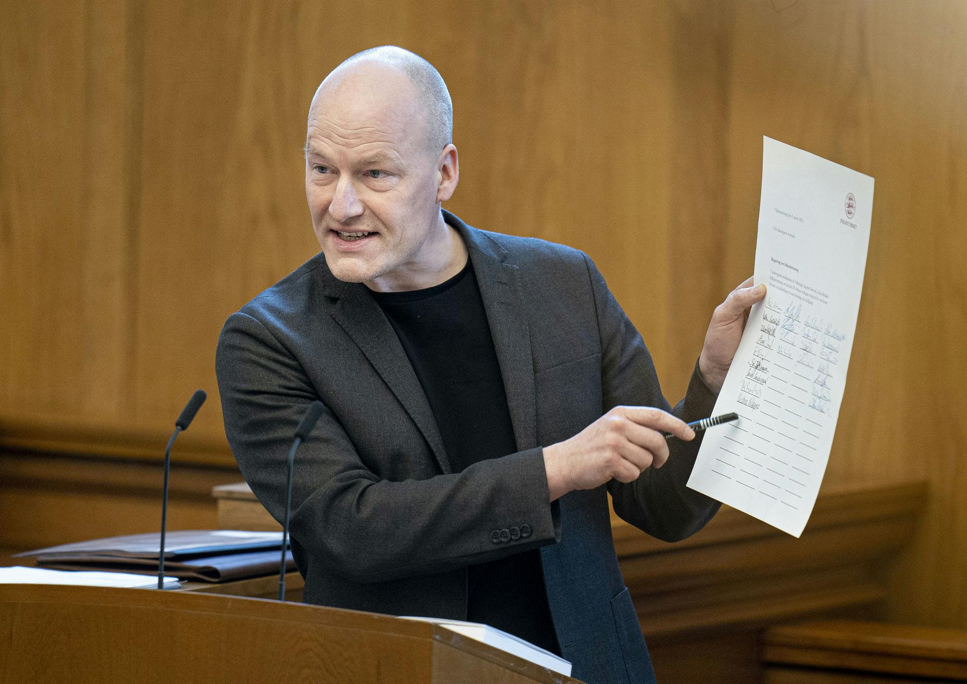 Enhedslistens Pelle Dragsted (Ø) med underskriftsedlen om folkeafstemning under møde i Folketingssalen tirsdag den 28. februar 2023. På dagsordenen er blandt andet tredje behandling af afskaffelse af store bededag.