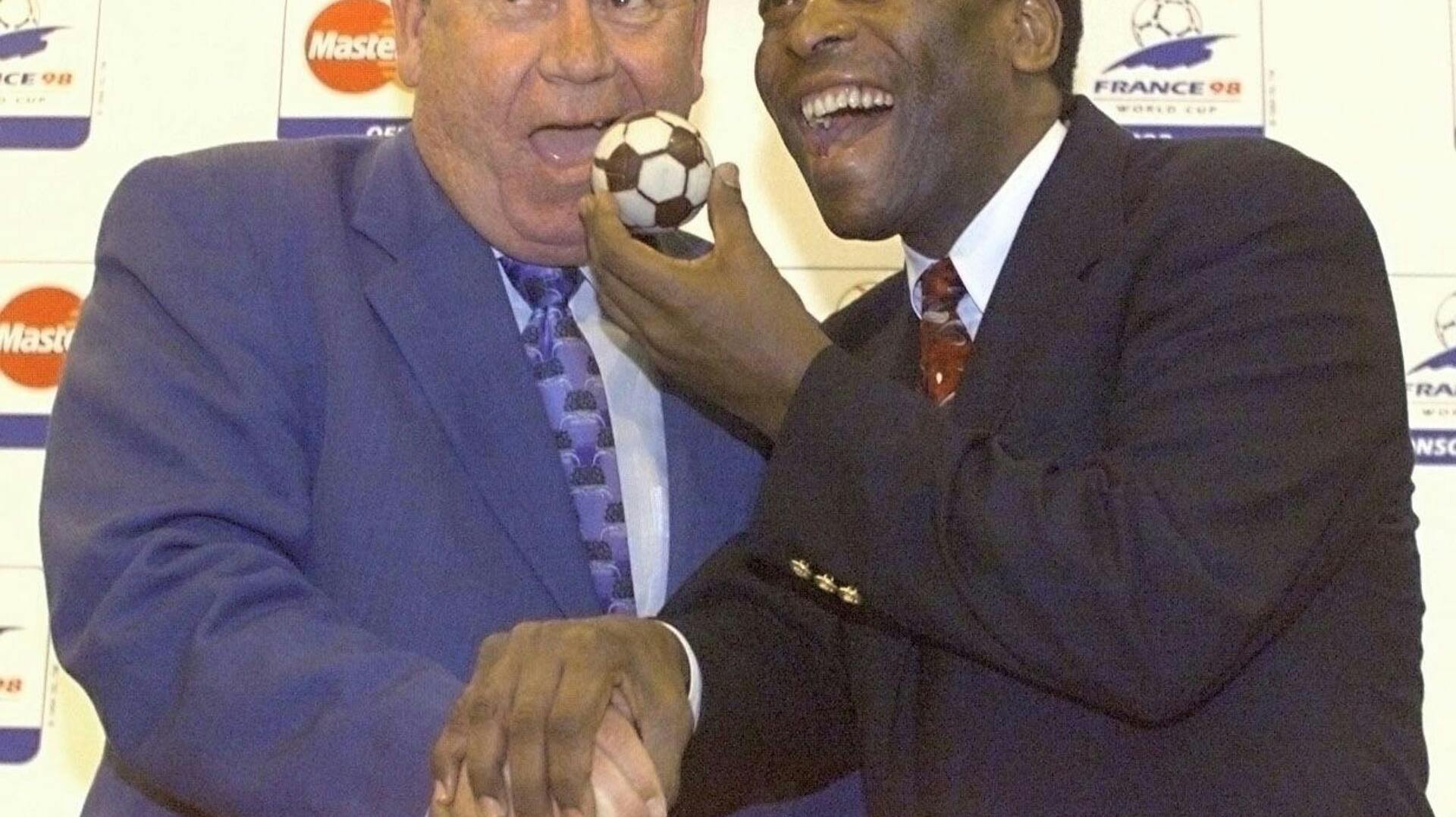 Just Fontaine sammen med Pele til VM i Frankrig i 1998. I 1958 scorede Fontaine hele 13 mål til VM i Sverige. Det er fortsat rekorden for flest scorede mål til en VM-slutrunde.