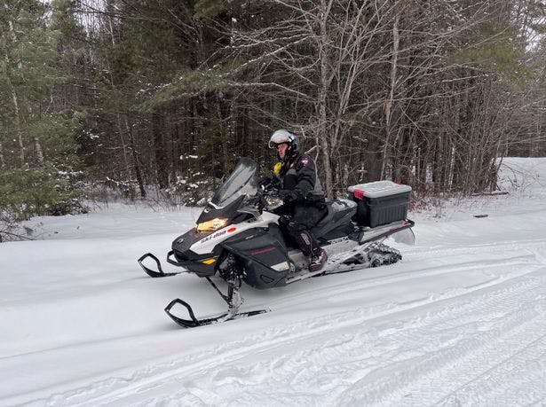 Det var fogeden Brad Richard, der fandt de to kvinder. Politiets helikoptere og efterforskningsstyrker på jorden havde været på jagt efter dem i fem dage. 