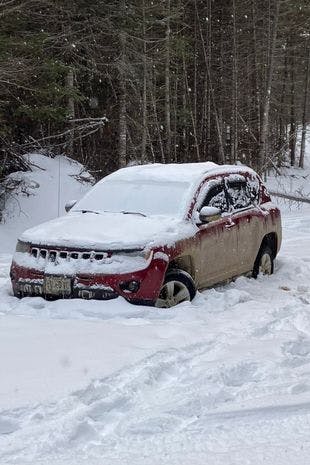 Sneen havde dækket kvindernes røde SUV, men det var med al sandsynlighed kun en fordel, at de ikke havde forsøgt at gå efter hjælp selv, da der var langt til den nærmeste hovedvej.&nbsp;
