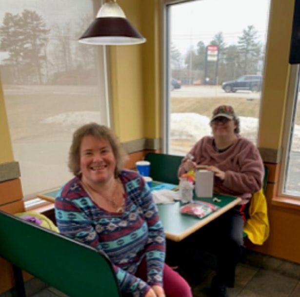 Politiet har delt flere billeder af de to kvinder, der begge er udviklingshæmmede