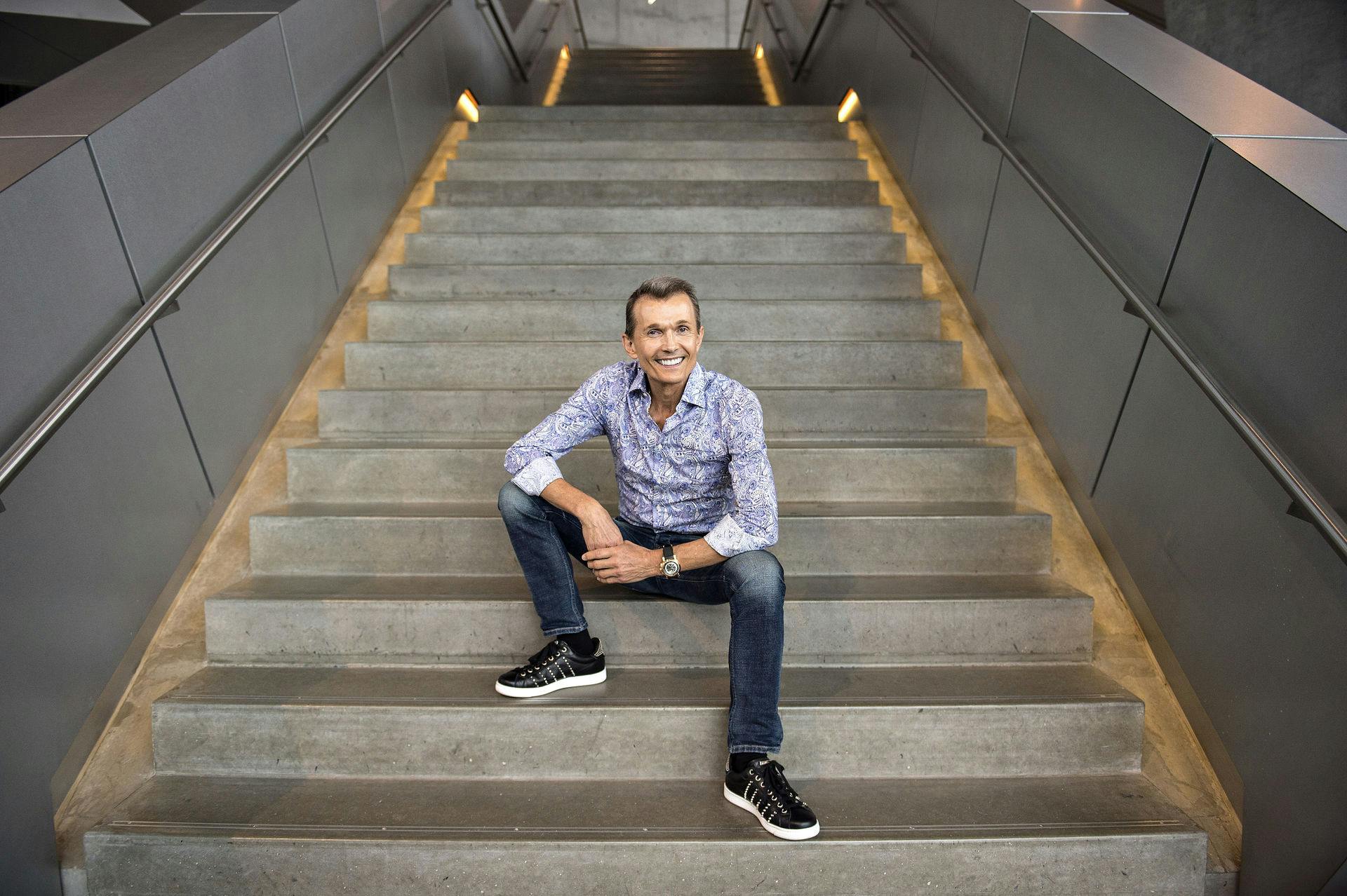 Ole Henriksen solgte sit firma med samme navn for et større millionbeløb tilbage i 2011 til LVMH - Moet Hennessy Louis Vuitton. Siden har han været kreativ direktør i firmaet.