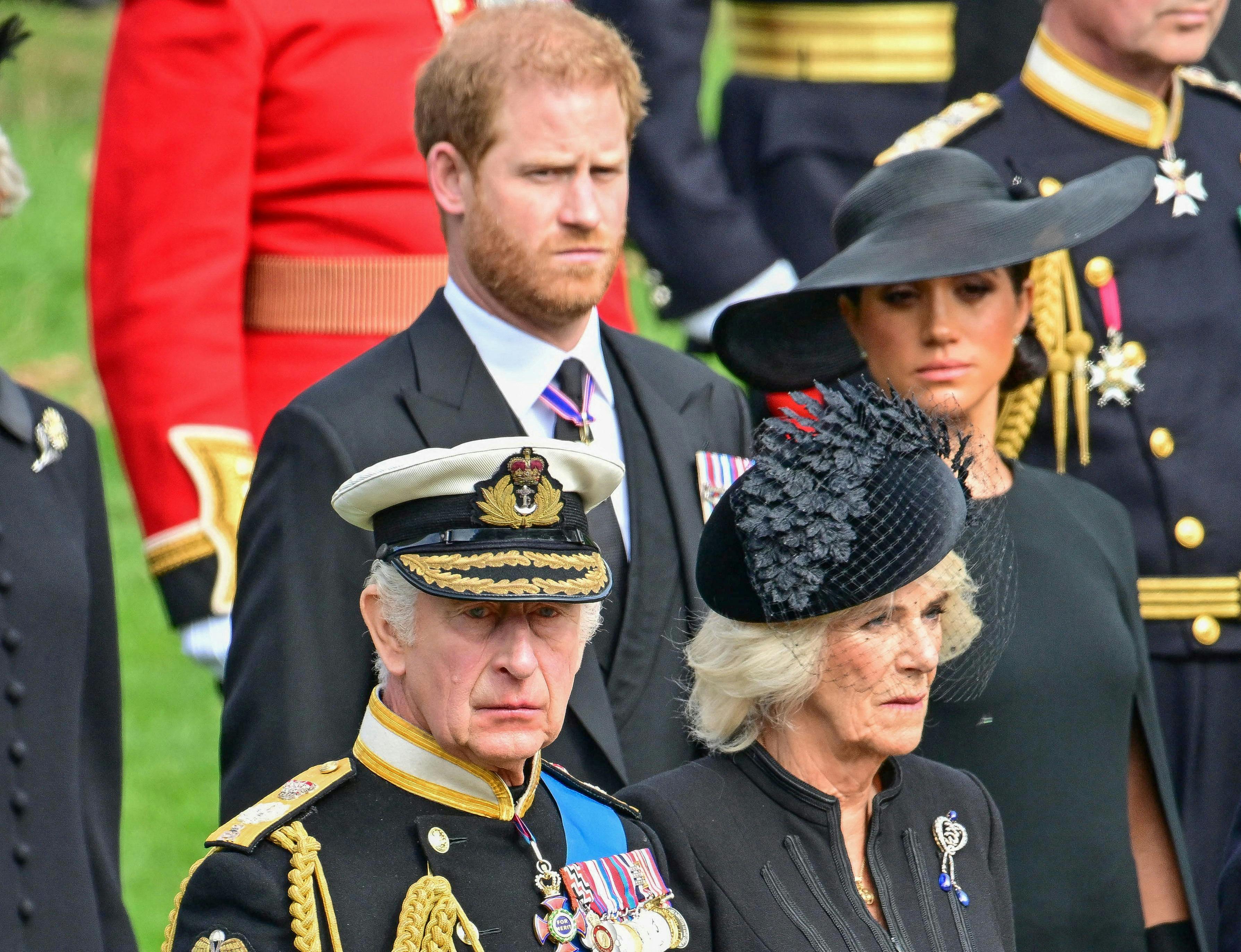 Her ses prins Harry og hertuginde Meghan bag kong Charles og dronning Camilla til dronning Elizabeths begravelse tilbage i september. nbsp;