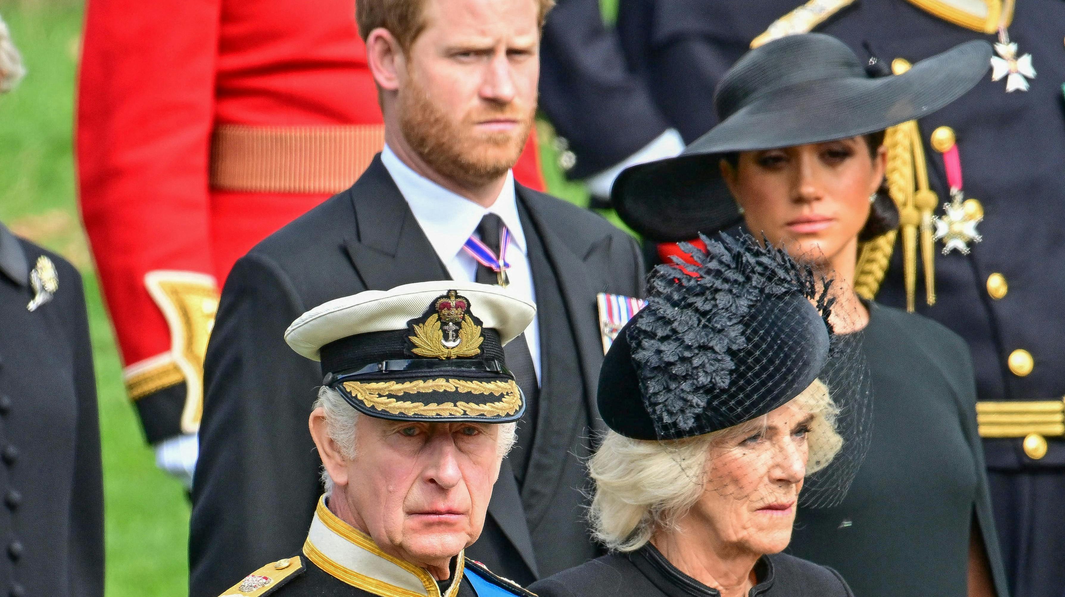 Her ses prins Harry og hertuginde Meghan bag kong Charles og dronning Camilla til dronning Elizabeths begravelse tilbage i september. nbsp;