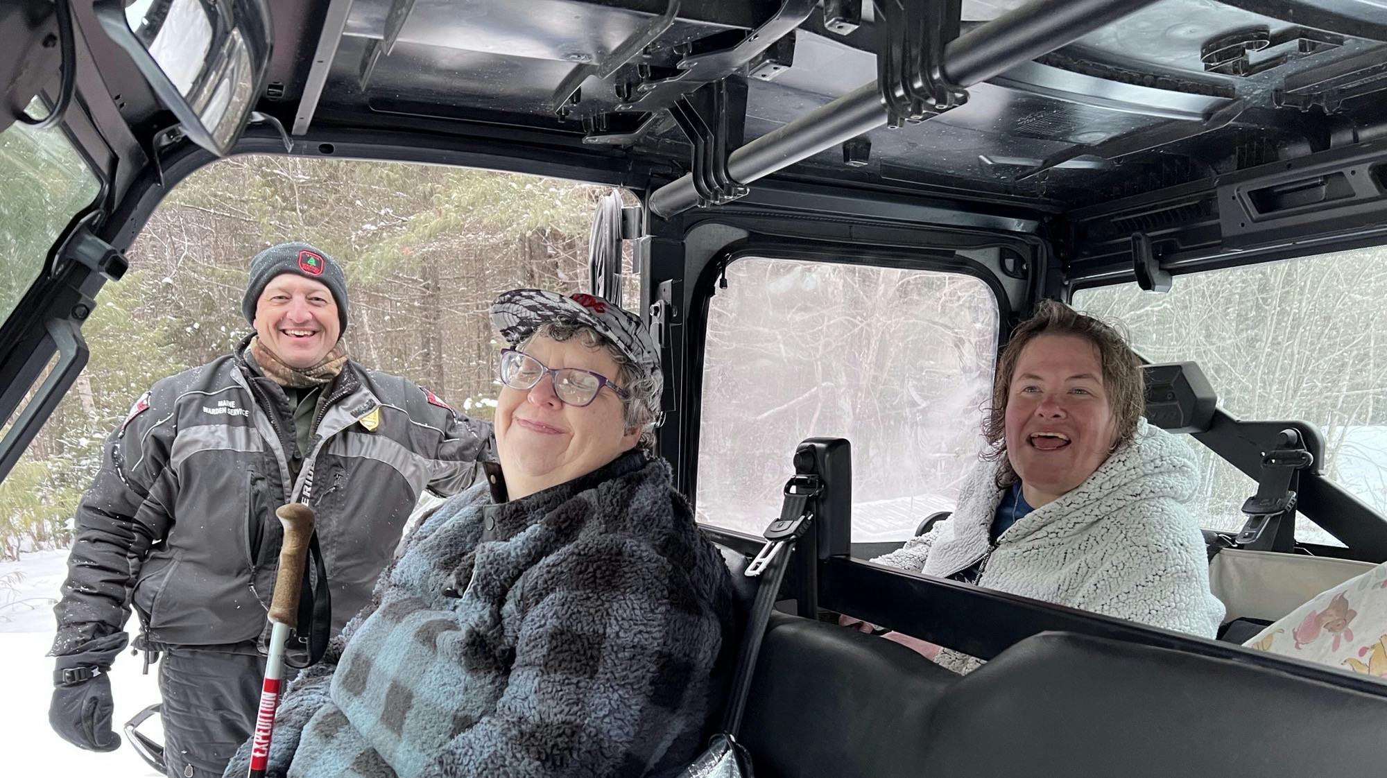 Den lettede skovfoged gav de to kvinder det sidste af sin egen frokost, da de selvsagt var sultne efter fem dage i den strandede bil 