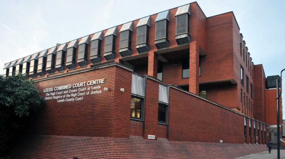 Det var i retten i Leeds, at Stephen Scholes blev fundet skyldig i flere tilfælde af voldtægt.