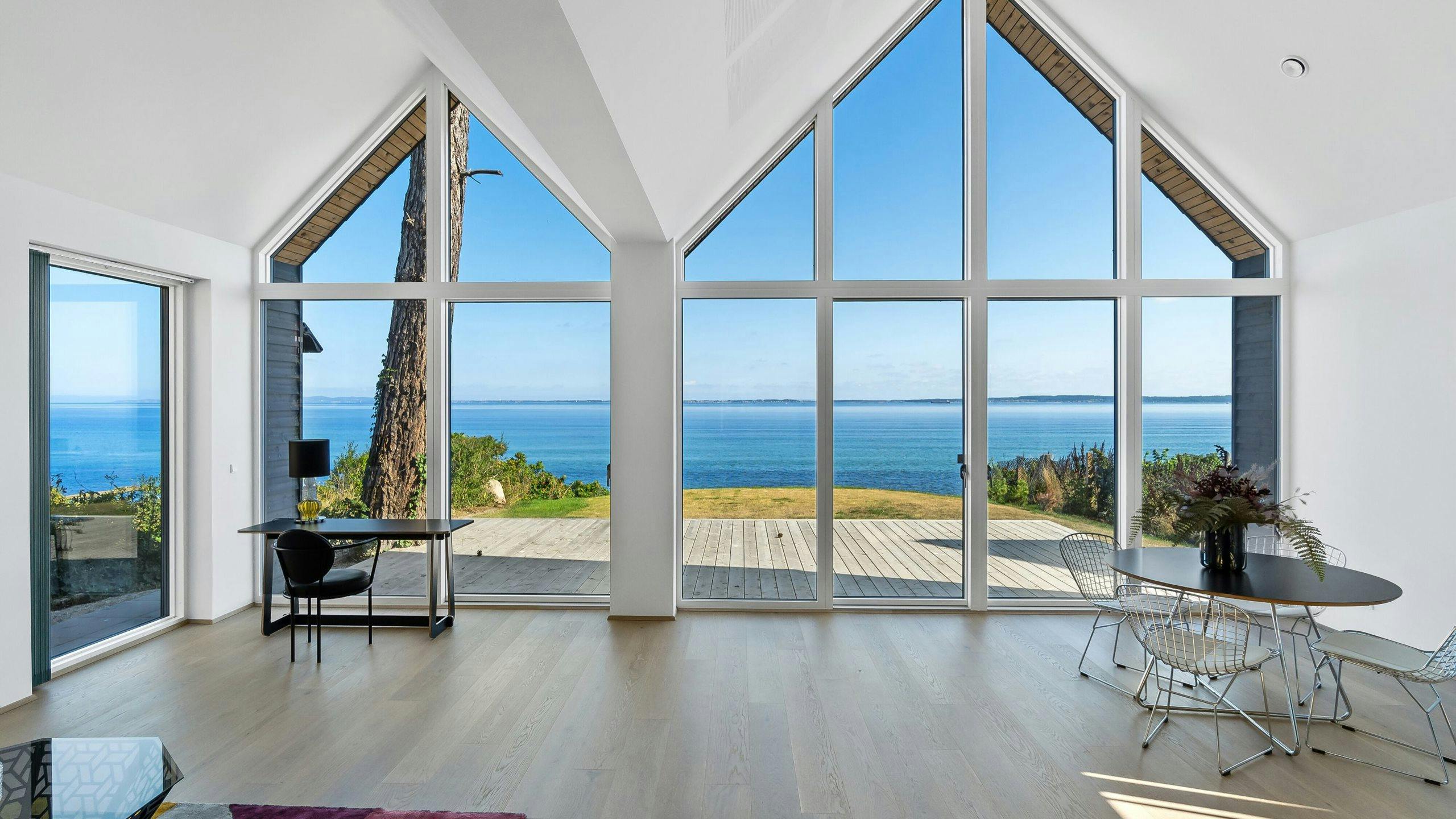 Det tog tv-makkerparret otte handler at nå fra et etværelses i Valby til denne perle ved Øresund 