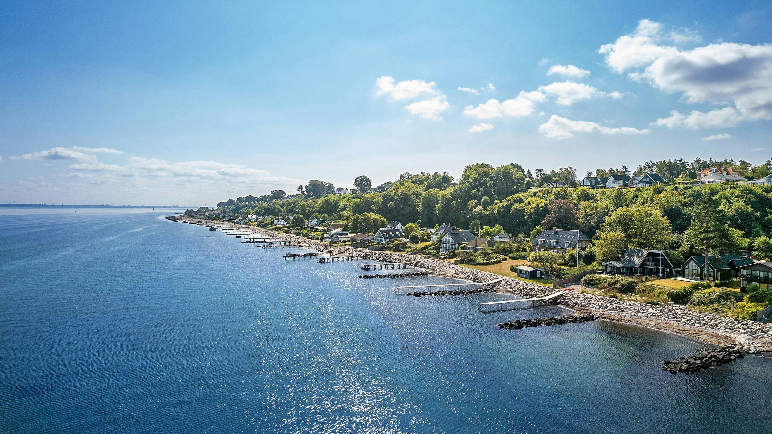 Strandvejsvillaen har sol fra morgen til aften, og ligger kun 50 kilometer fra København&nbsp;