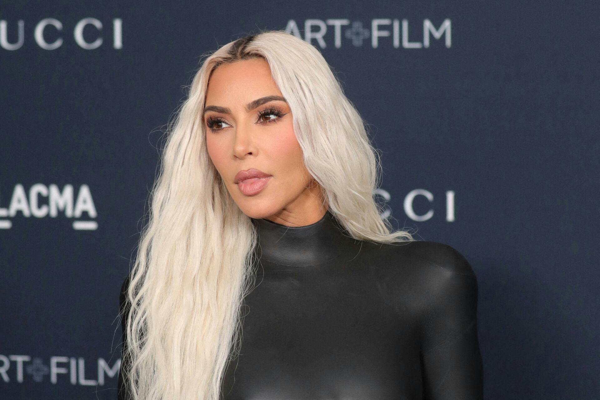 Kim Kardashian viser bagdelen frem i g-streng på nye billeder.