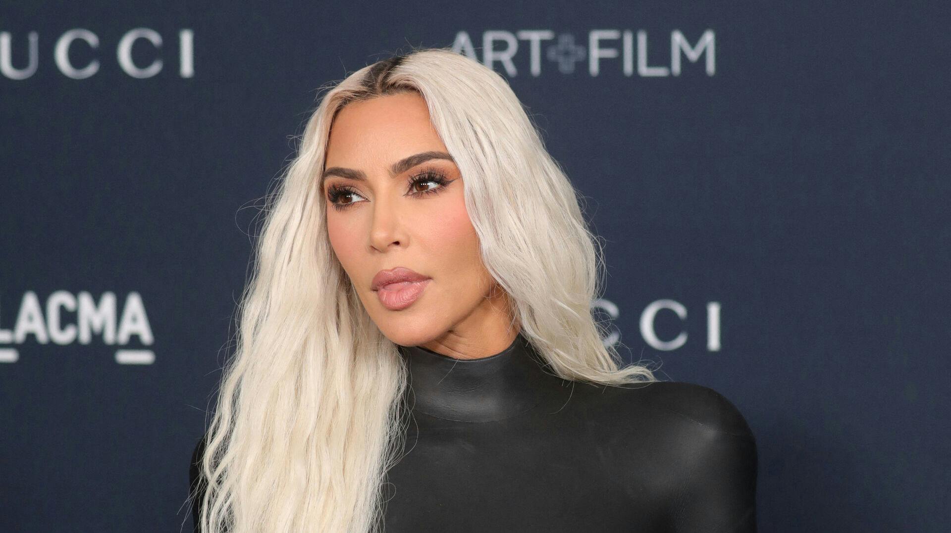 Kim Kardashian viser bagdelen frem i g-streng på nye billeder.