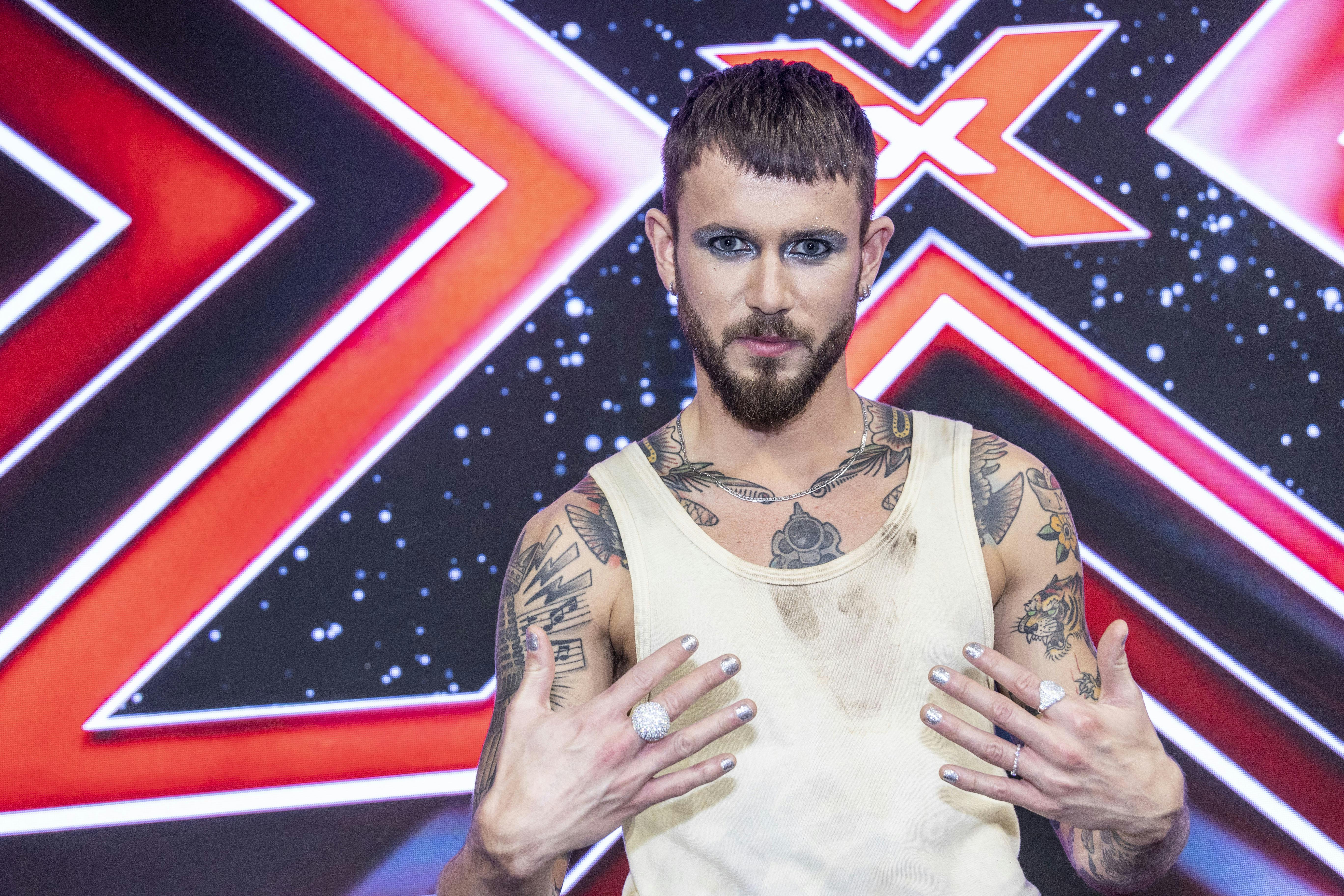 Kristoffer Lundholm, 26, skal fortolke "Skibe uden sejl" af Anne Grete & Peter Thorup. Sangen er originalt af Kenny Rogers og Dolly Parton med titlen "Islands In the Stream", 