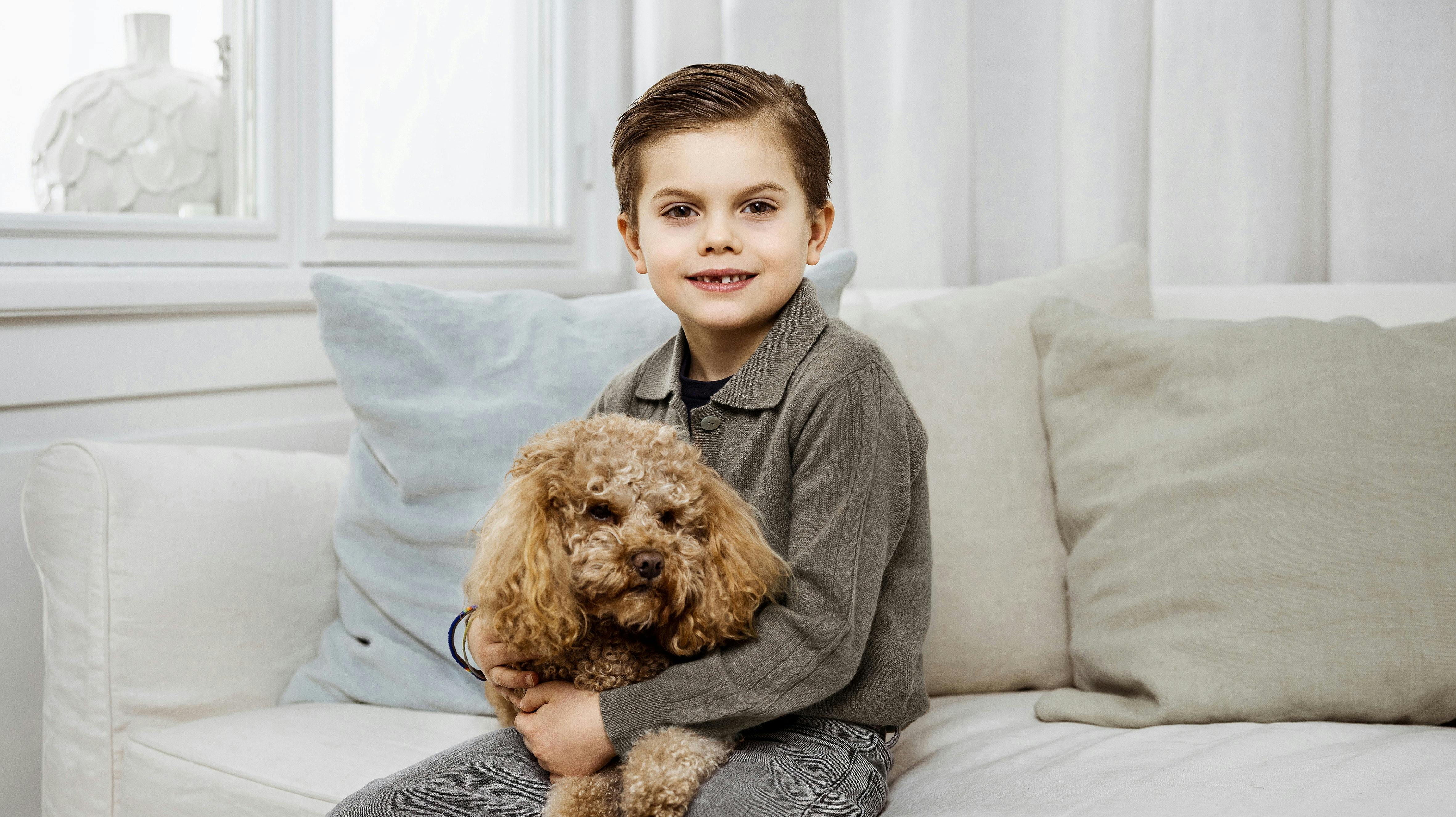 Syv-årige prins Oscar og hunden Rio tager kegler på det svenske kongehus' Instagram. 