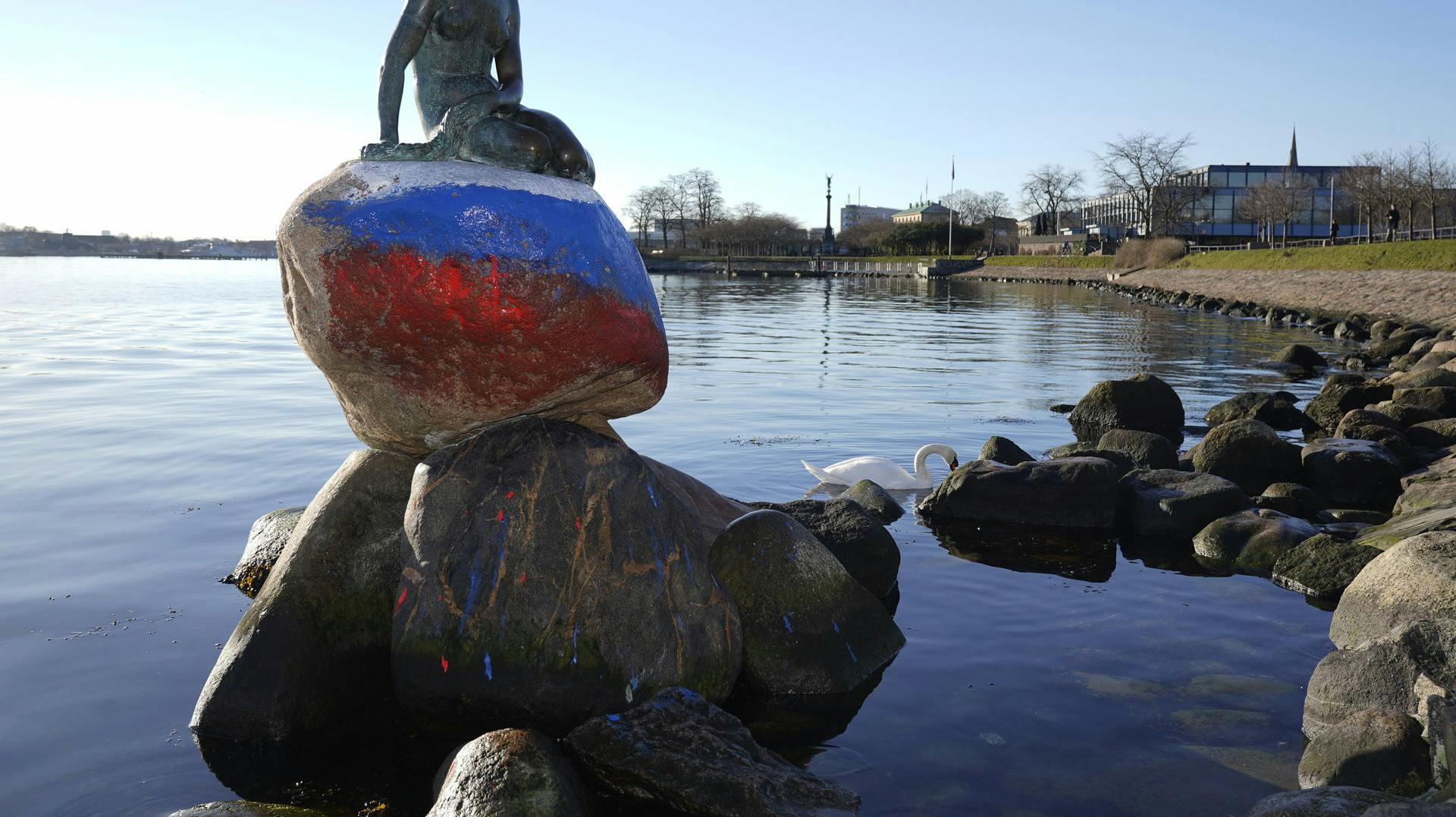 Et russisk flag er blevet malet på Den Lille Havfrue.