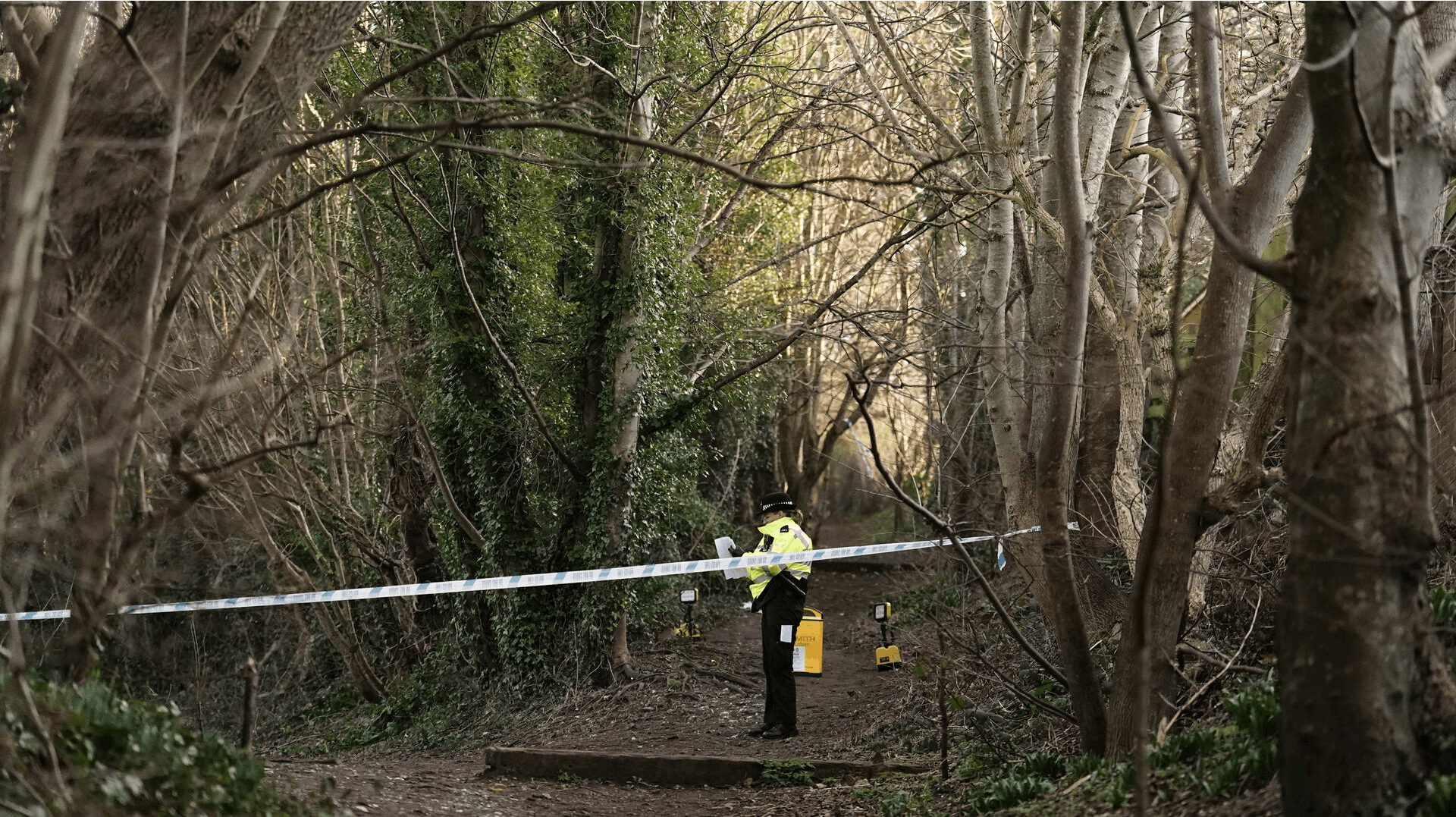 Politiet gjorde onsdag eftermiddag et grufuldt fund i en skov i byen Brighton - her fandt betjente ligdele fra en to måneder gammel baby.