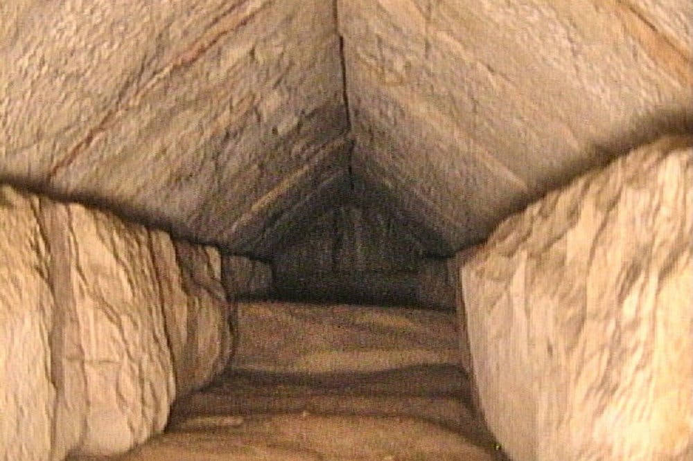 Den skjulte gang er fundet tæt på indgangen til den store pyramide og er ni meter lang og to meter bred.