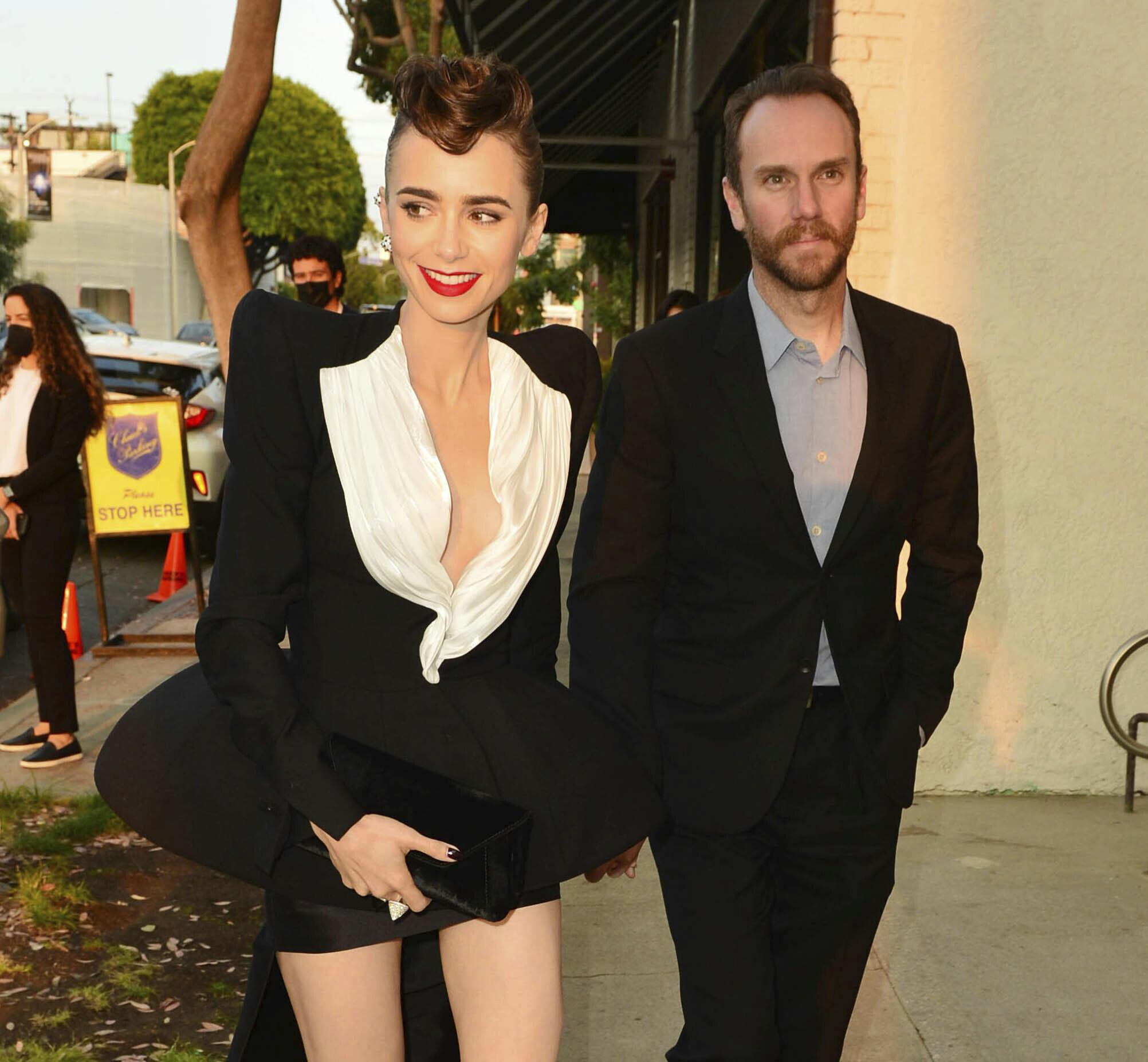 Lily Collins og filminstruktøren McDowell blev gift i 2021 