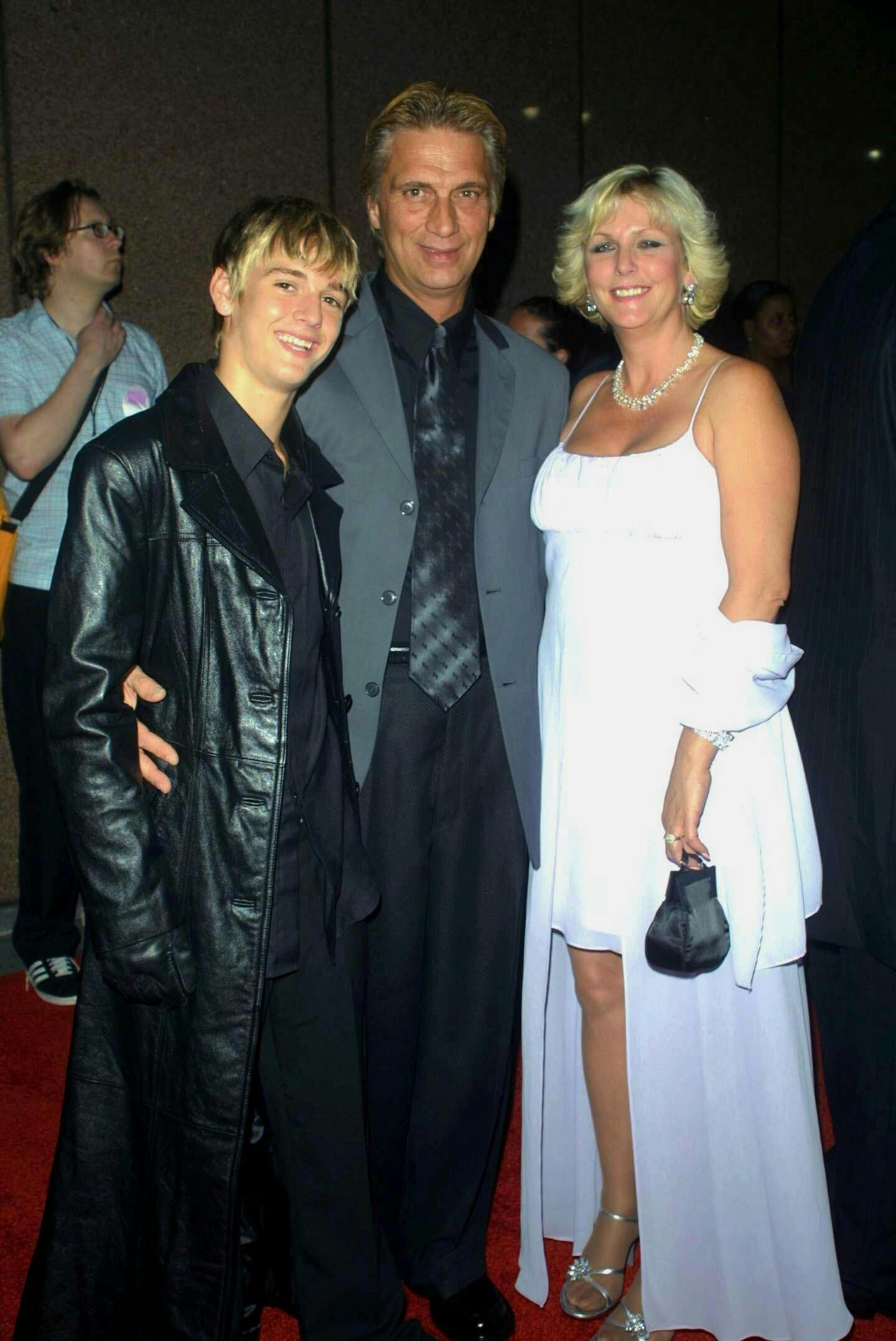 Her ses Aaron Carter med sine forældre i 2001. 