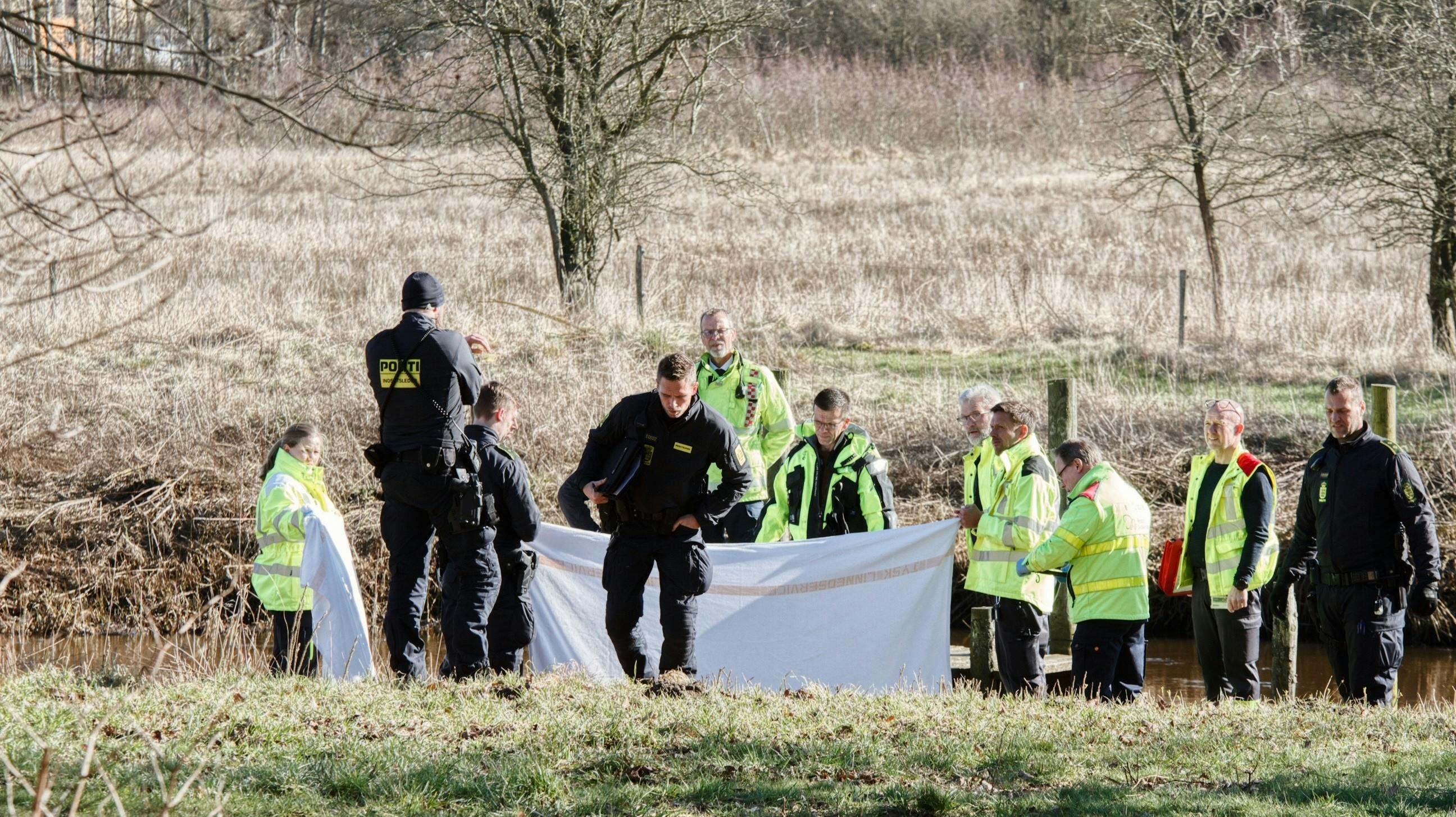 Politiet var talstærkt til stede ved Varde Å, hvor en mand blev fundet død, som politiet formoder er Mads Ehmsen.
