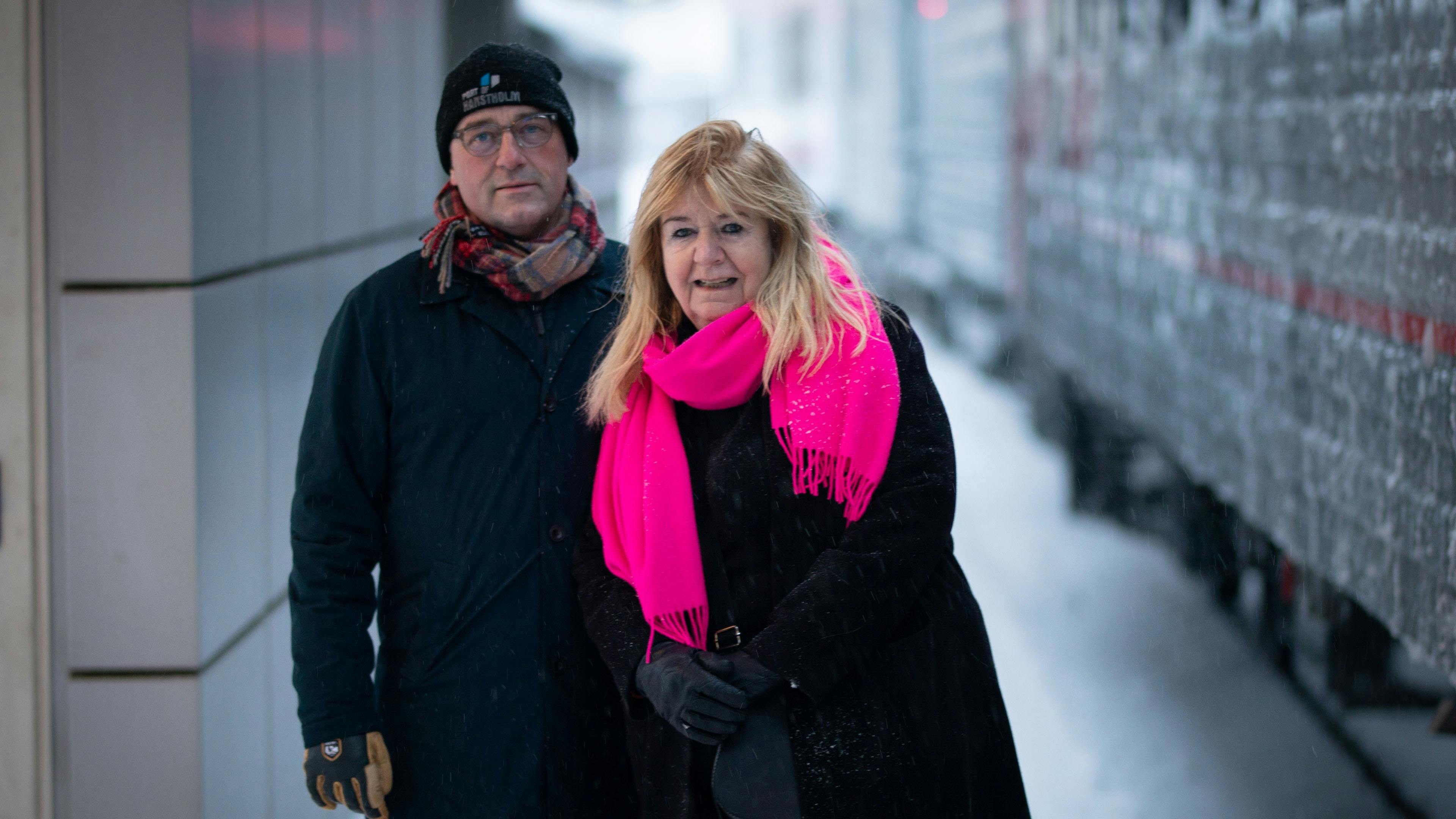 I ugens afsnit af "Ulla &amp; Ingemann" på TV 2 Play bruger den garvede korrespondent sit hot pink uldtørklæde som lommetørklæde.