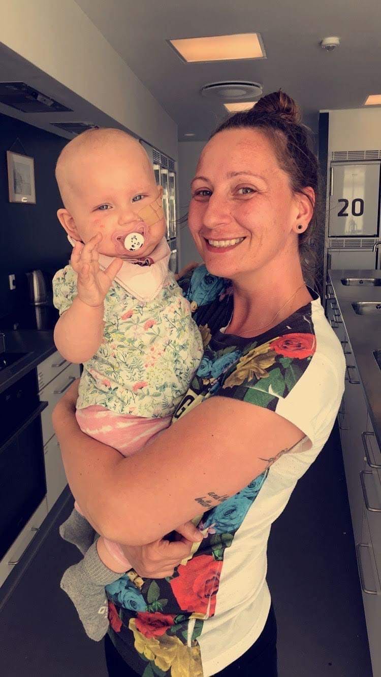 Karina Mundbergs veninde med sin kræftramte datter. Den lille pige er blevet konstateret syg med kræft, og er et af de børn, som får glæde af landets hospitalsklovne.
