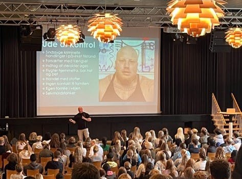 Kuno Andersen til et af sine mange foredrag, som han efter sin løsladelse har holdt landet over.