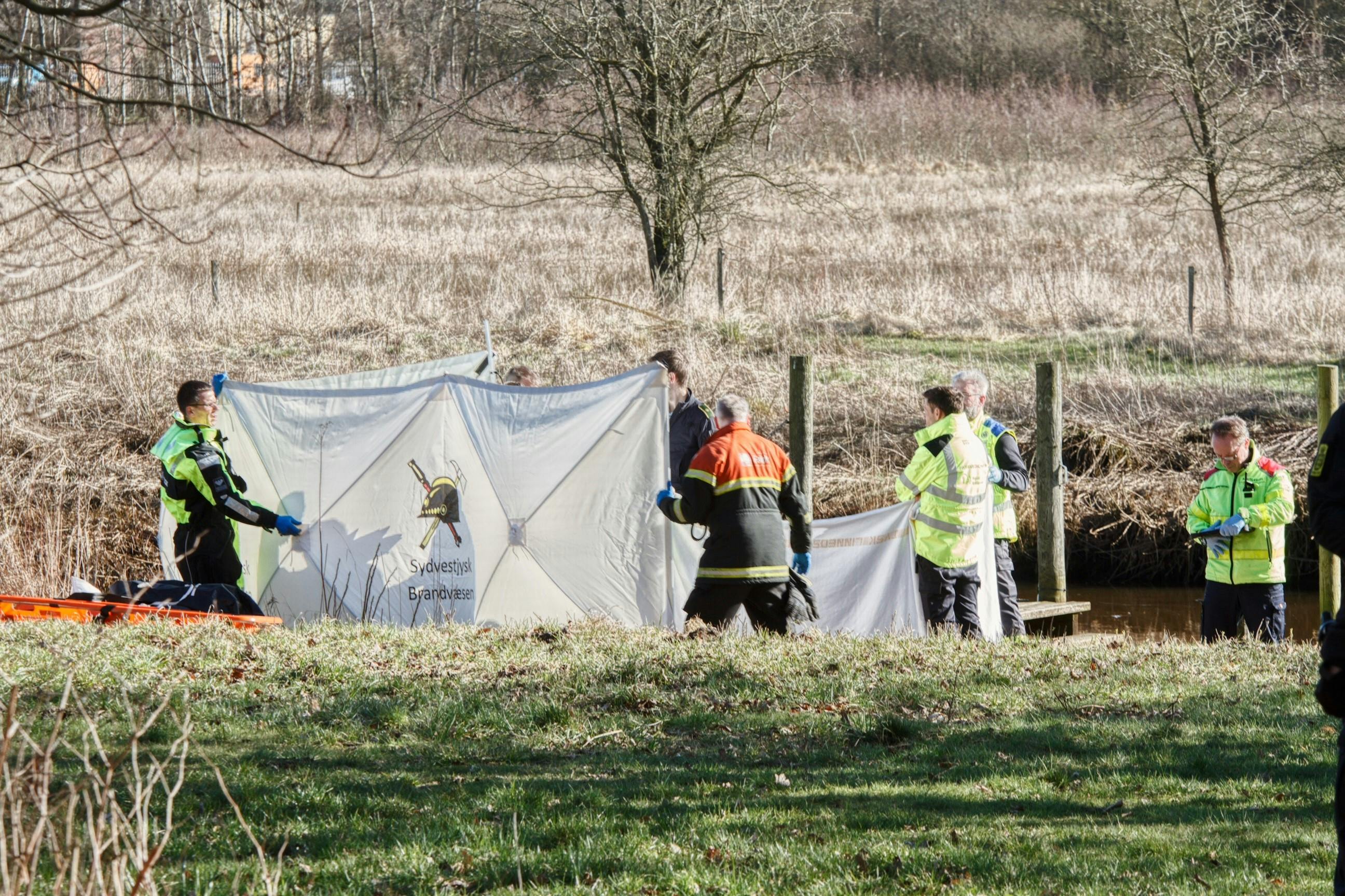 Torsdag klokken 12.59 fik politiet en anmeldelse om, at der var fundet en død person i Varde Å. Fredag bekræfter politiet, at det er den 26-årige Mads Ehmsen, der har været meldt savnet siden 23. januar.
